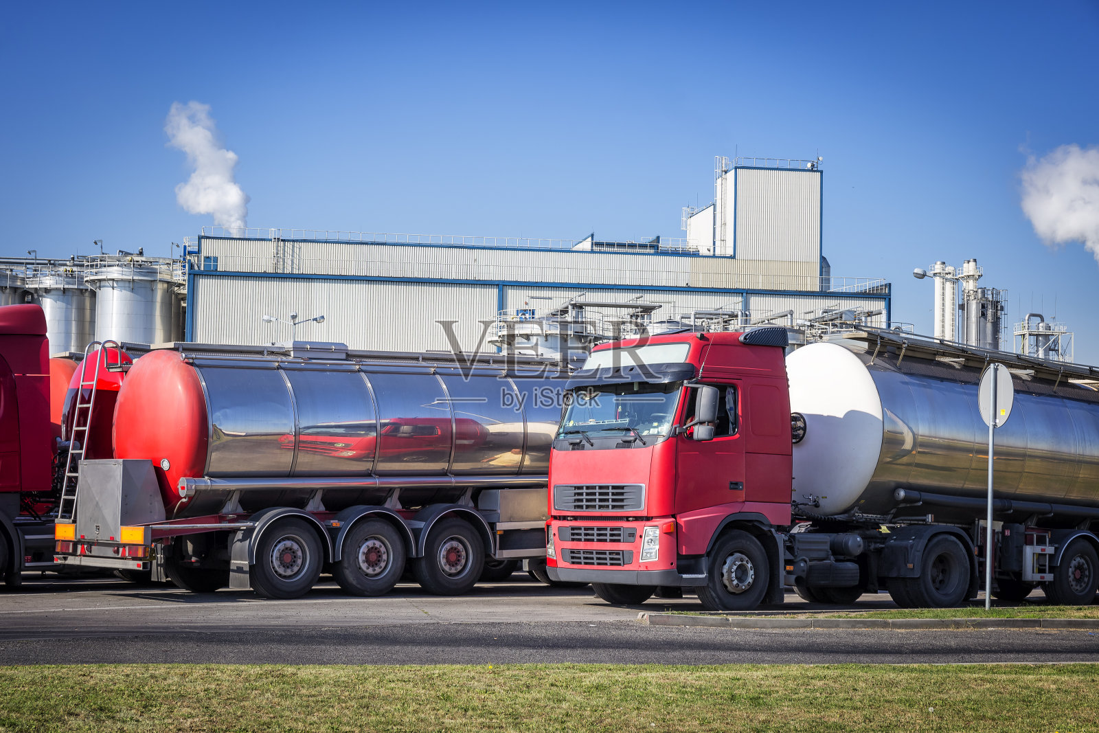 油罐车停在工厂前面的停车场里照片摄影图片
