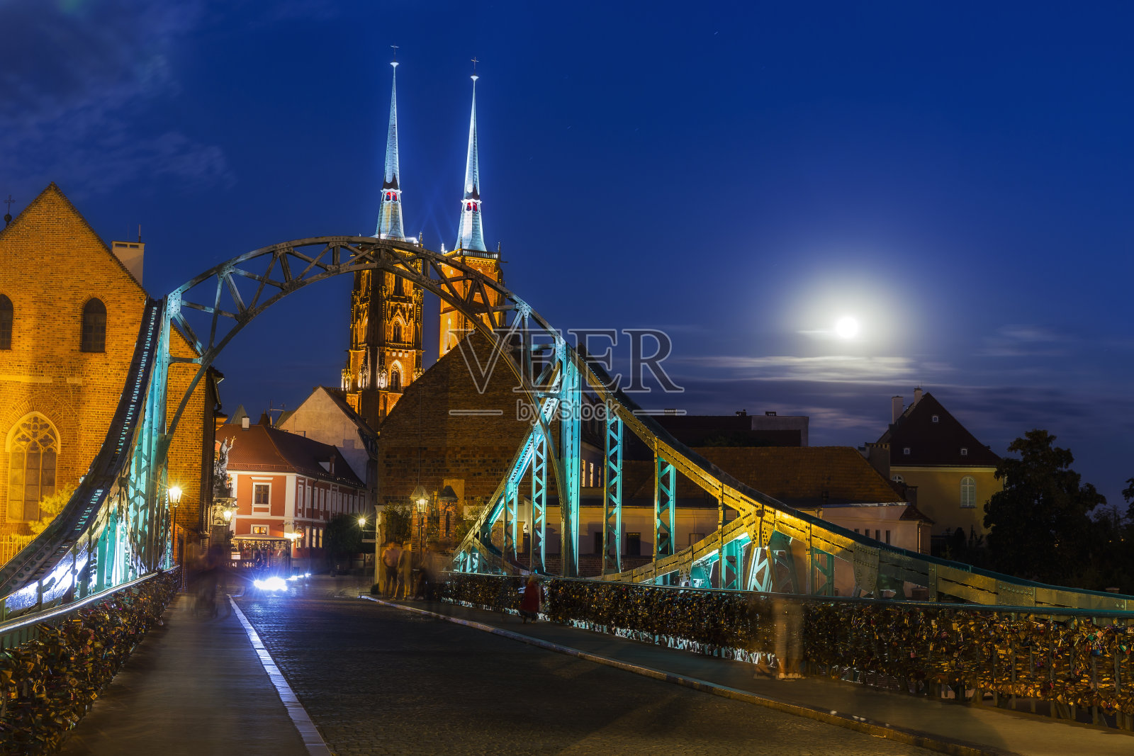 波兰弗罗茨瓦夫·图姆斯基岛夜间大桥照片摄影图片