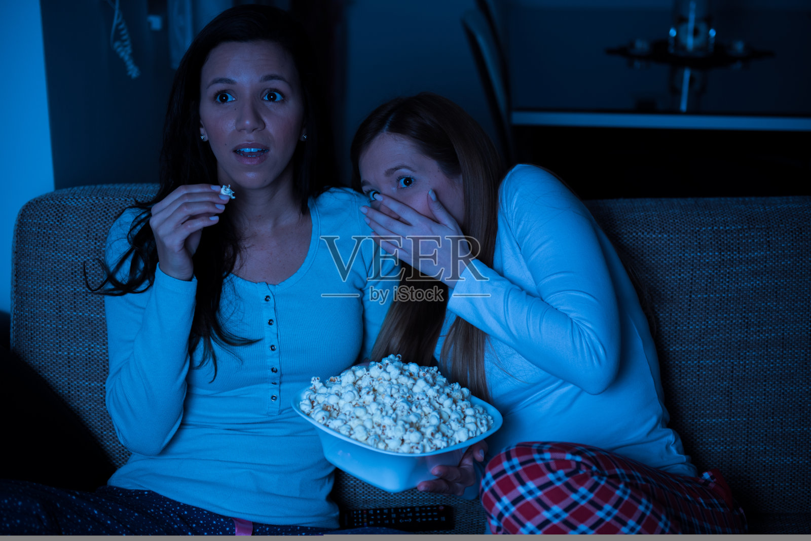两个女人一起看电视，恐怖电影照片摄影图片