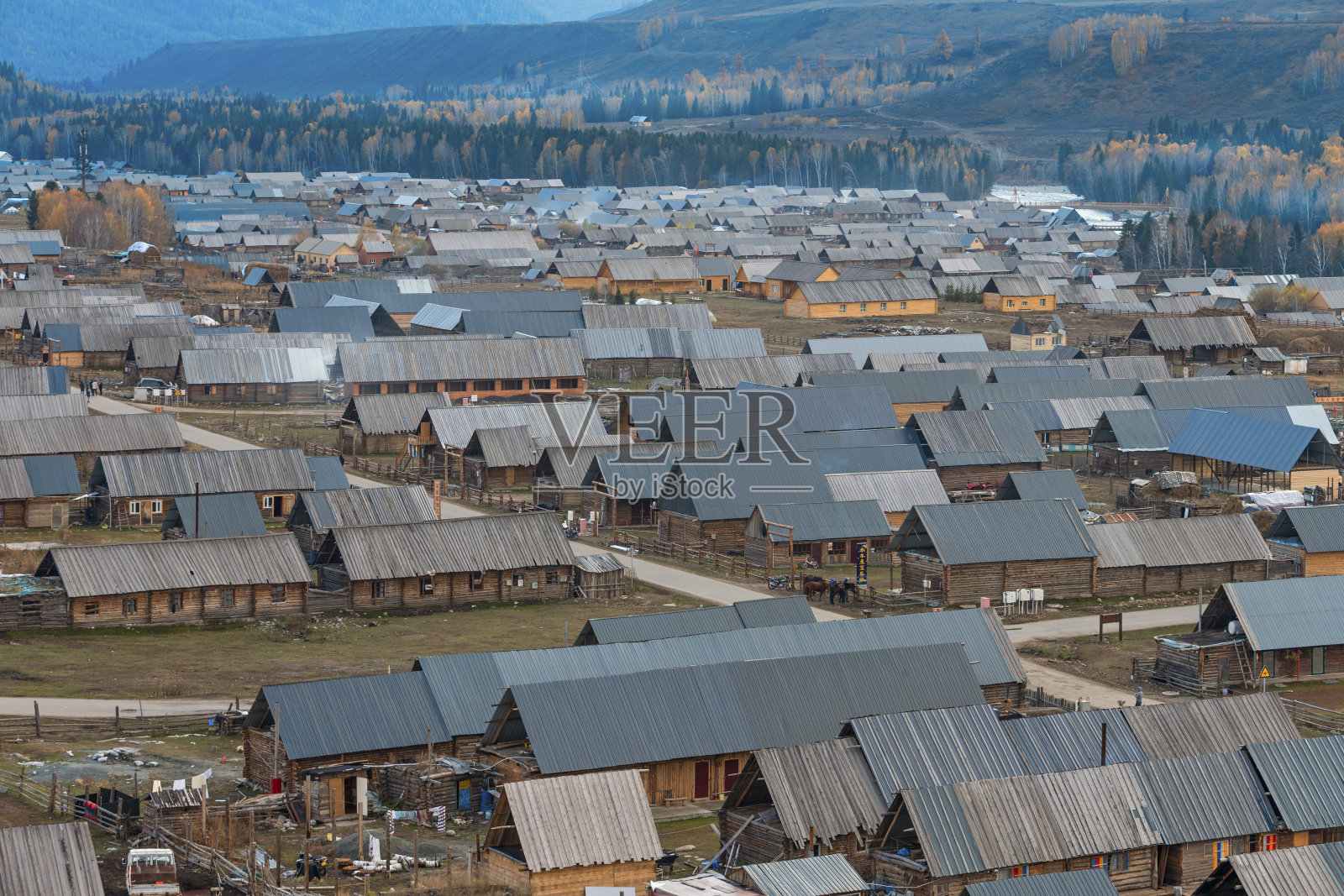 日落时分的喀纳斯河木村，中国新疆照片摄影图片