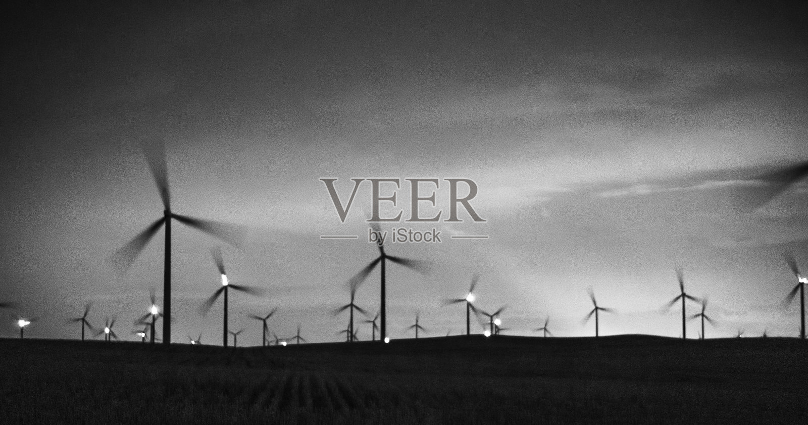 风力发电厂夜间，由航空安全灯照明照片摄影图片