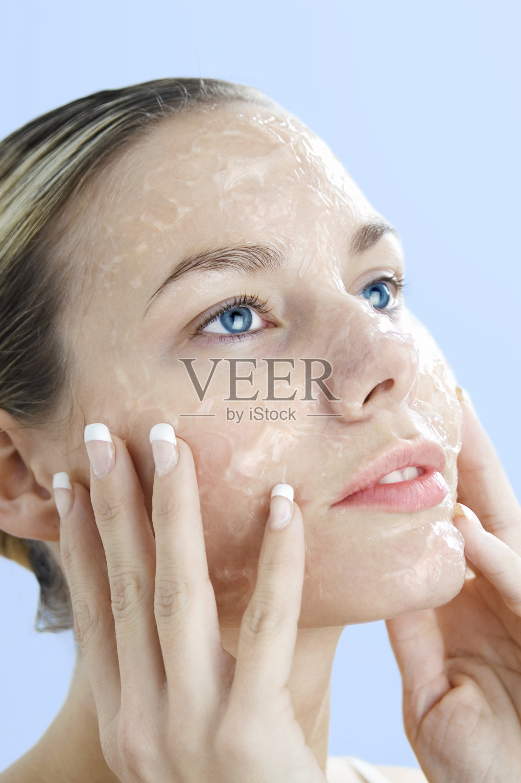 年轻女子戴着透明面膜照片摄影图片