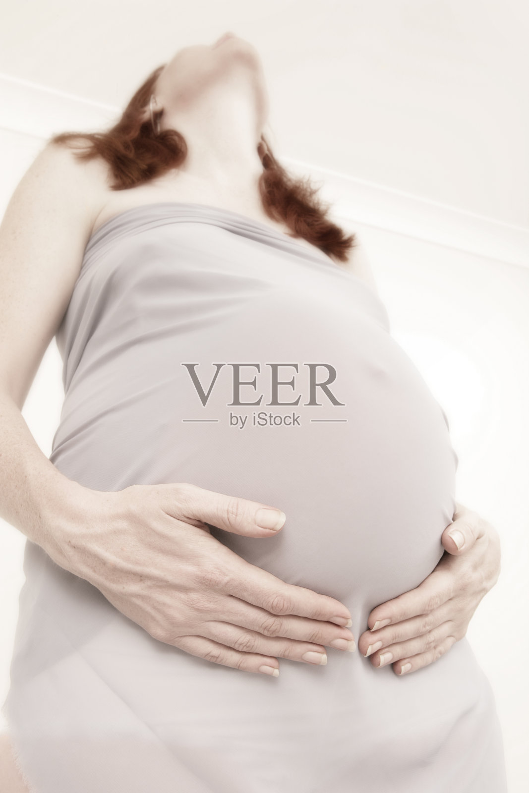 怀抱孕妇肚的妇女照片摄影图片