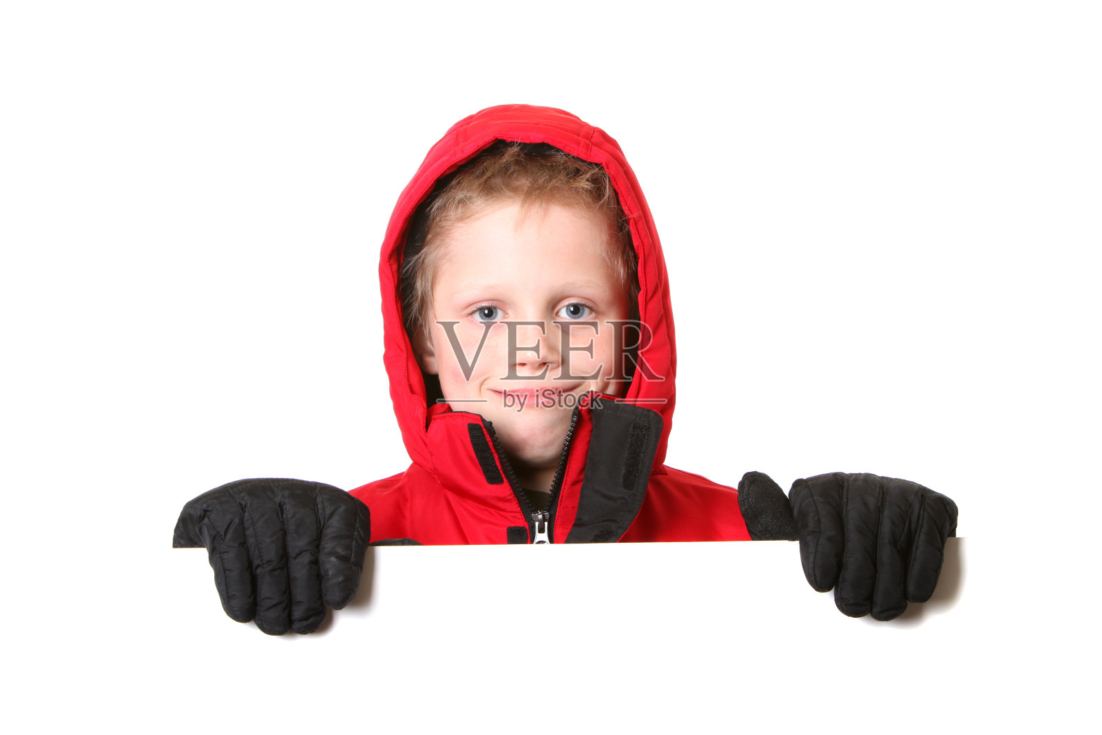 男孩在冬天拿着一张白色的卡片照片摄影图片