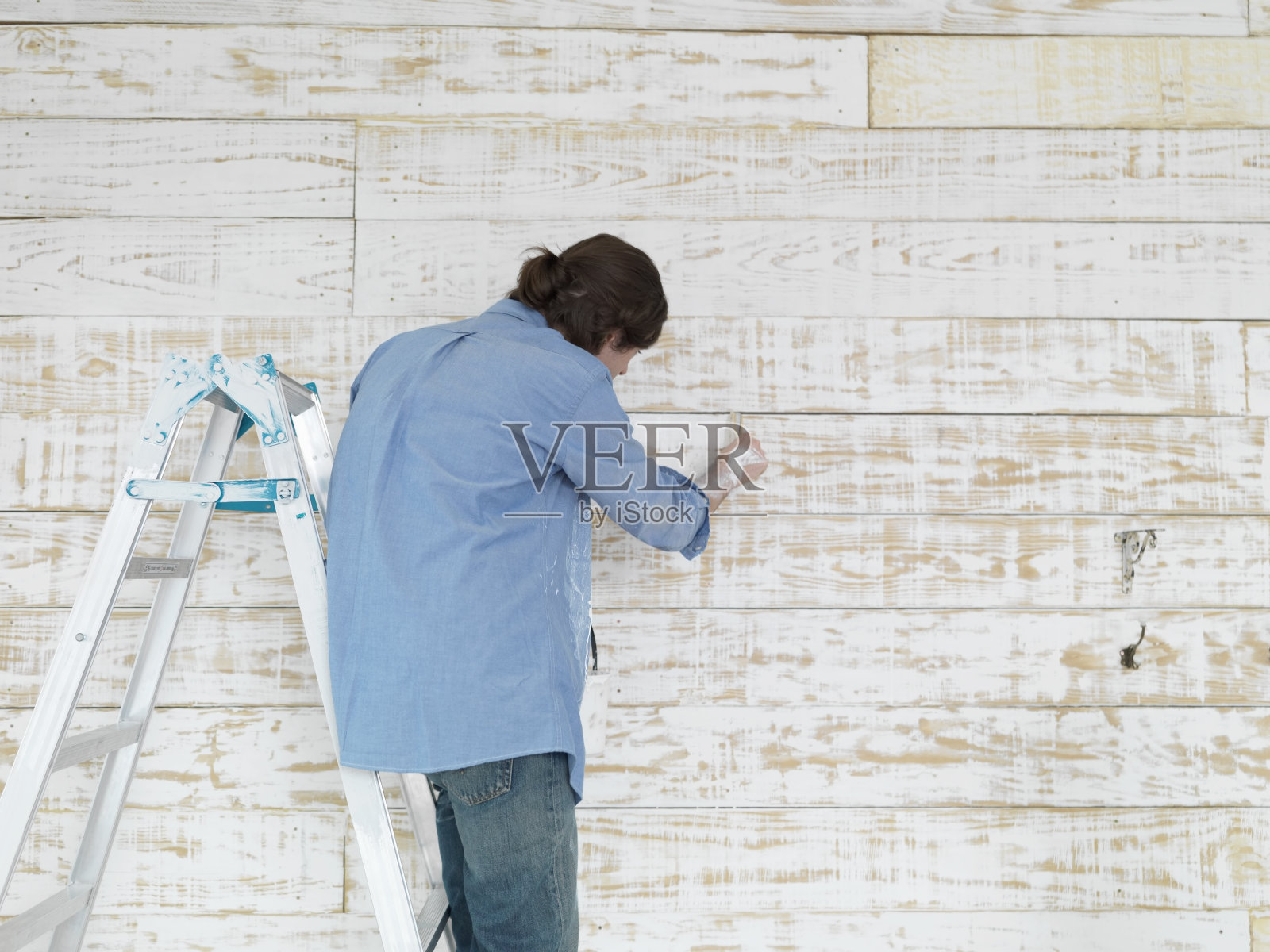 在墙上作画照片摄影图片