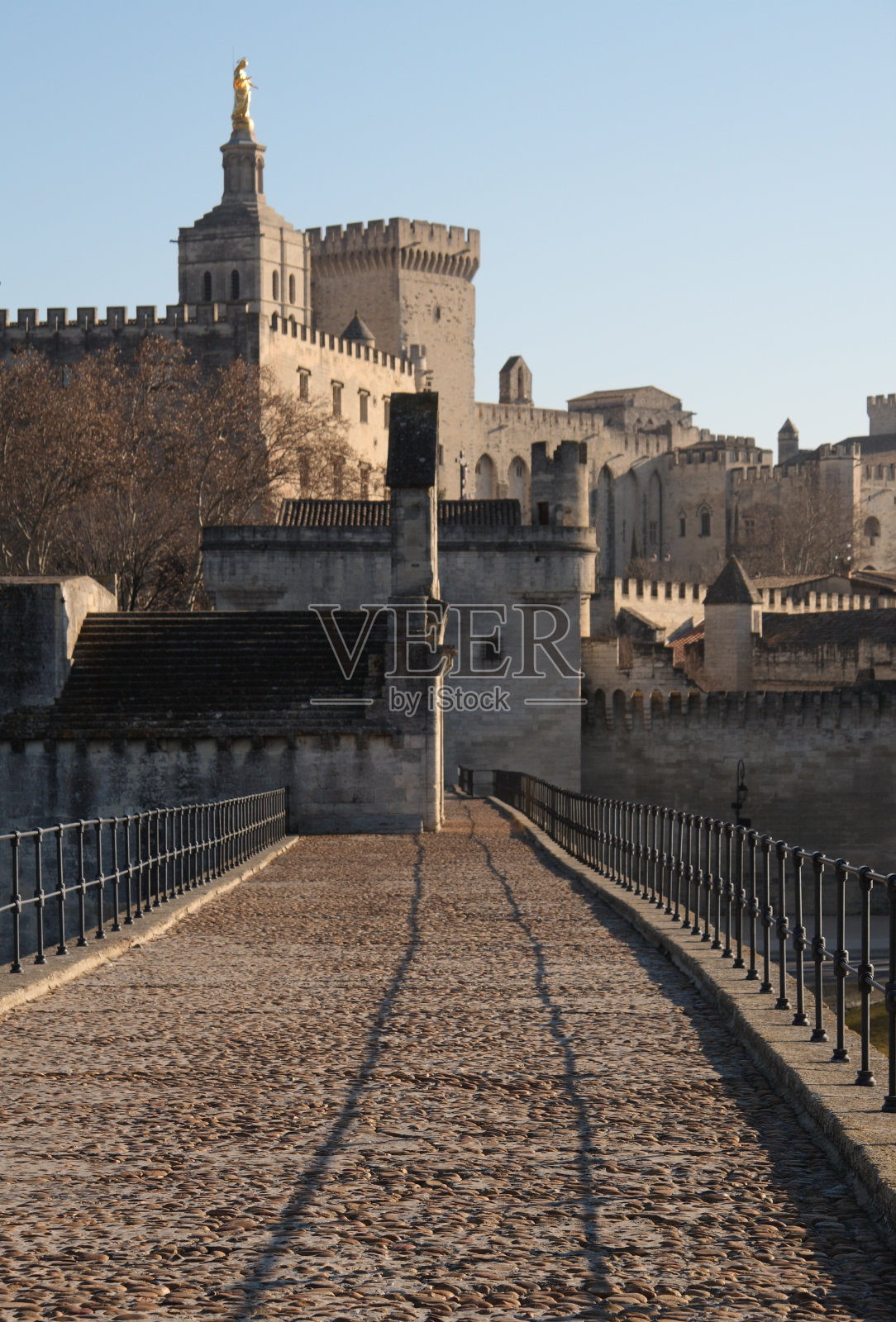 阿维尼翁，在桥上照片摄影图片