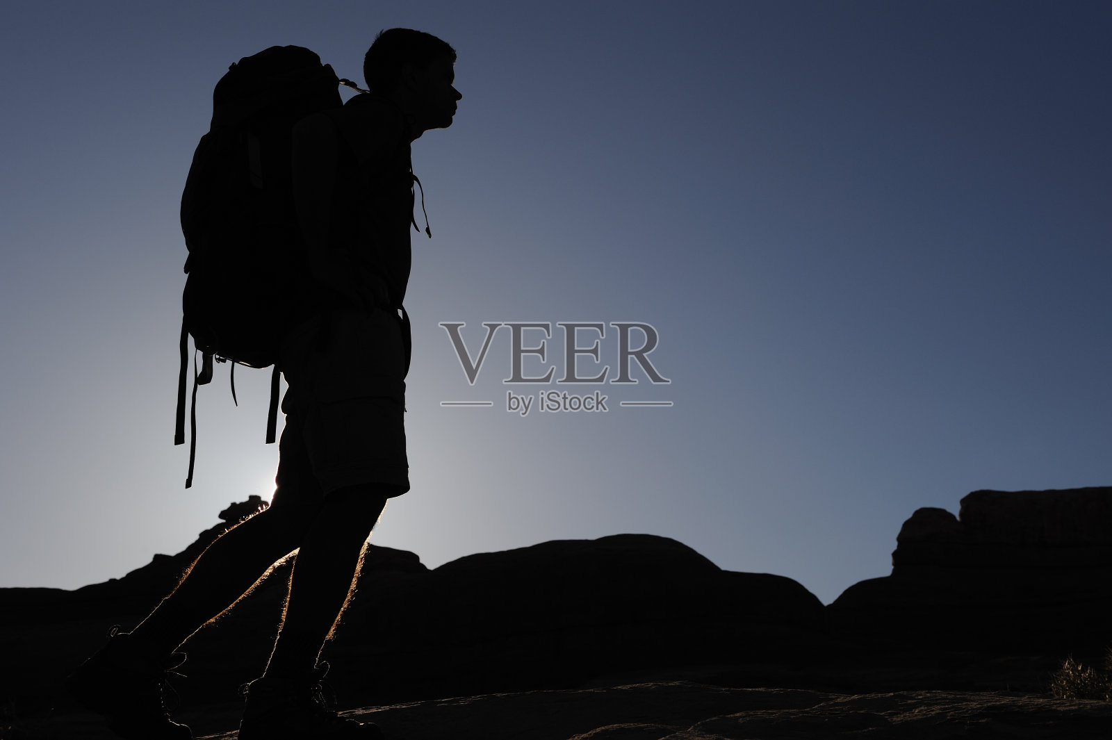 背包客的轮廓照片摄影图片