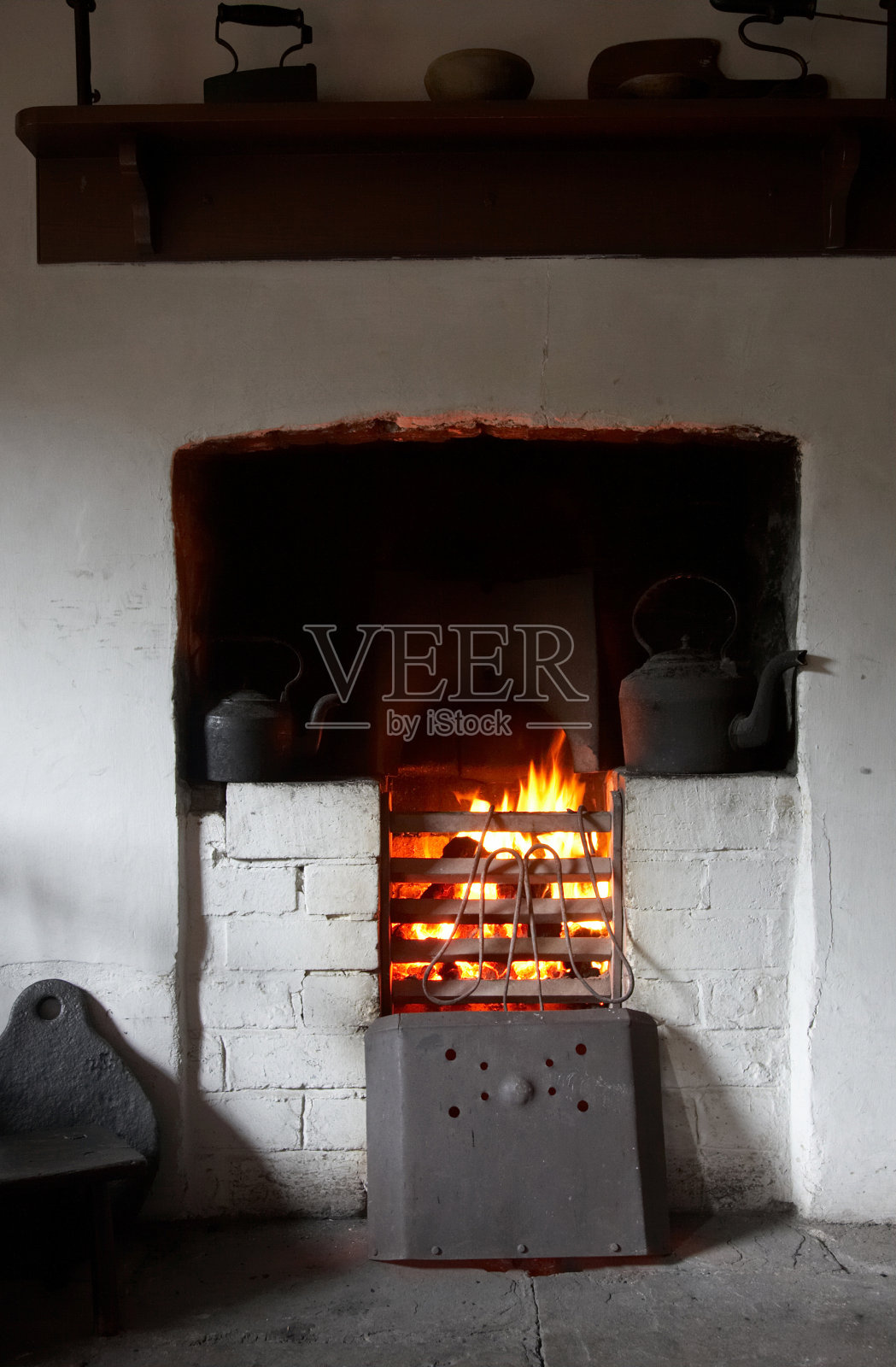 燃烧着的煤燃烧着白色的墙壁照片摄影图片