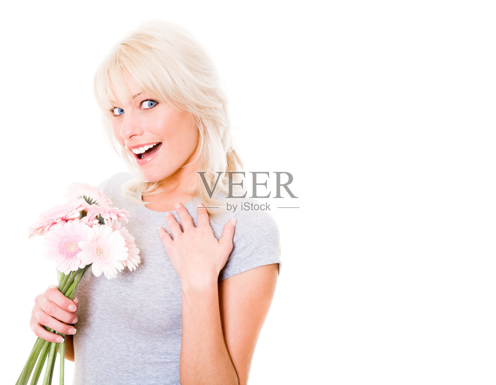 给抱着非洲菊的年轻女子一个惊喜照片摄影图片