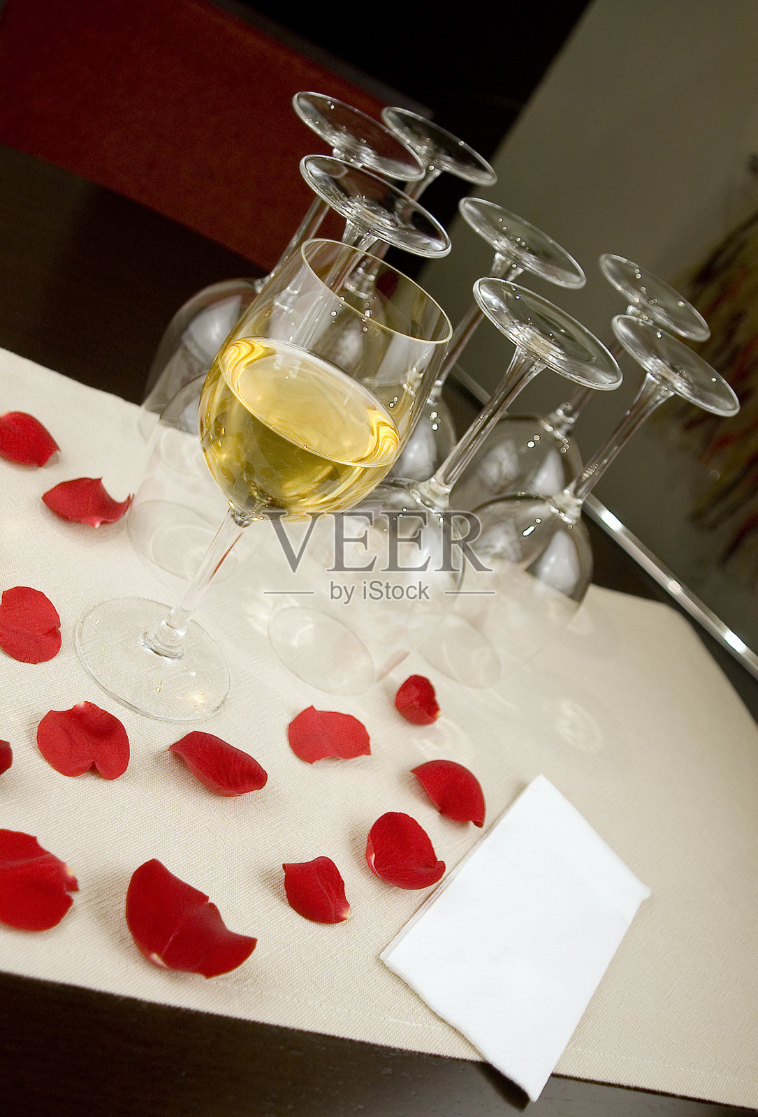 一杯白葡萄酒和红玫瑰花瓣，土耳其伊斯坦布尔照片摄影图片