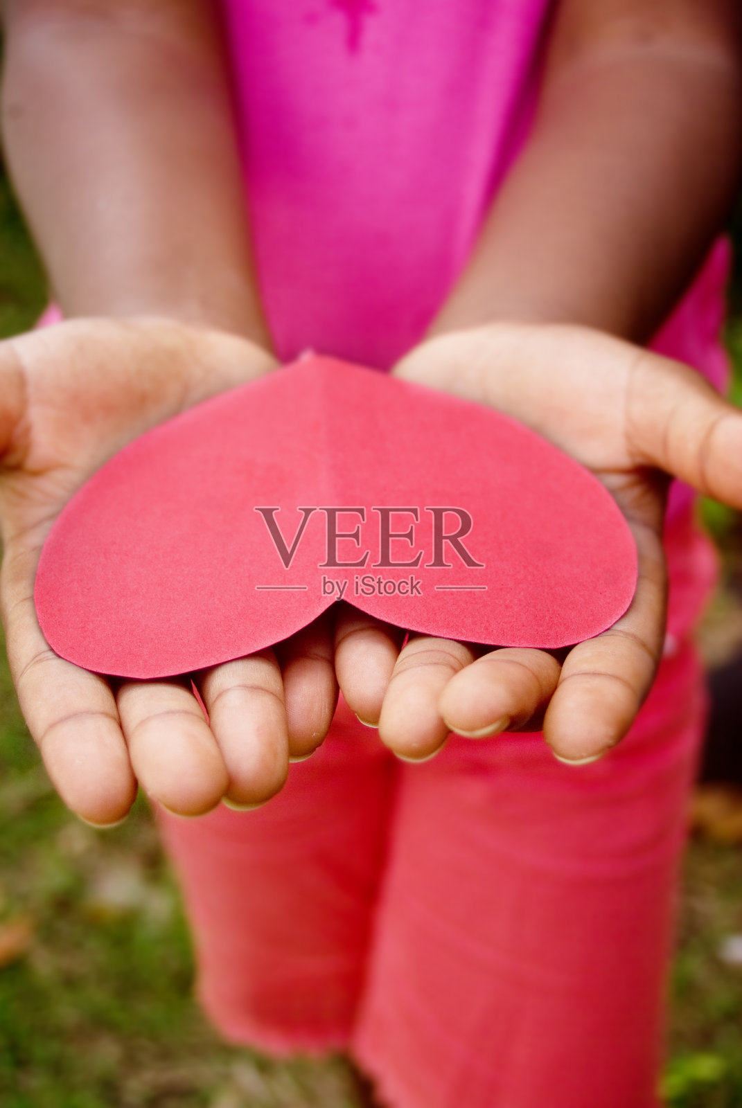 温柔的时刻;手掌上的红色心形照片摄影图片