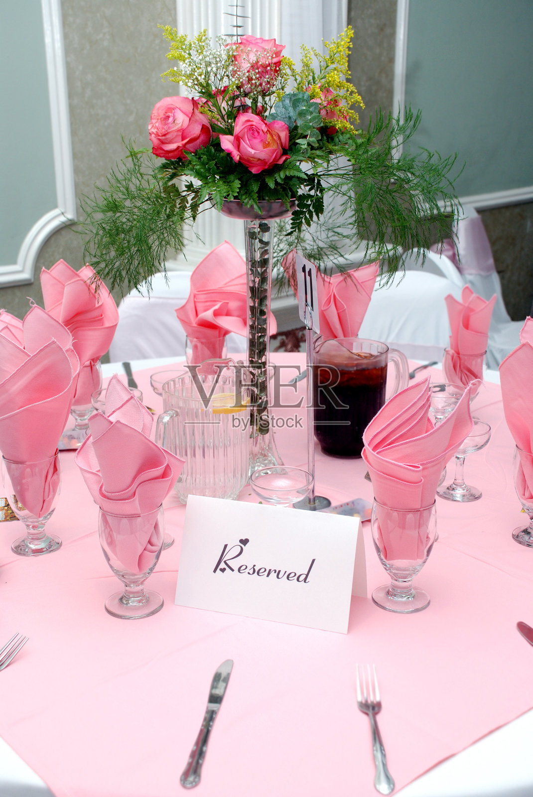 在接待处预订了桌子照片摄影图片