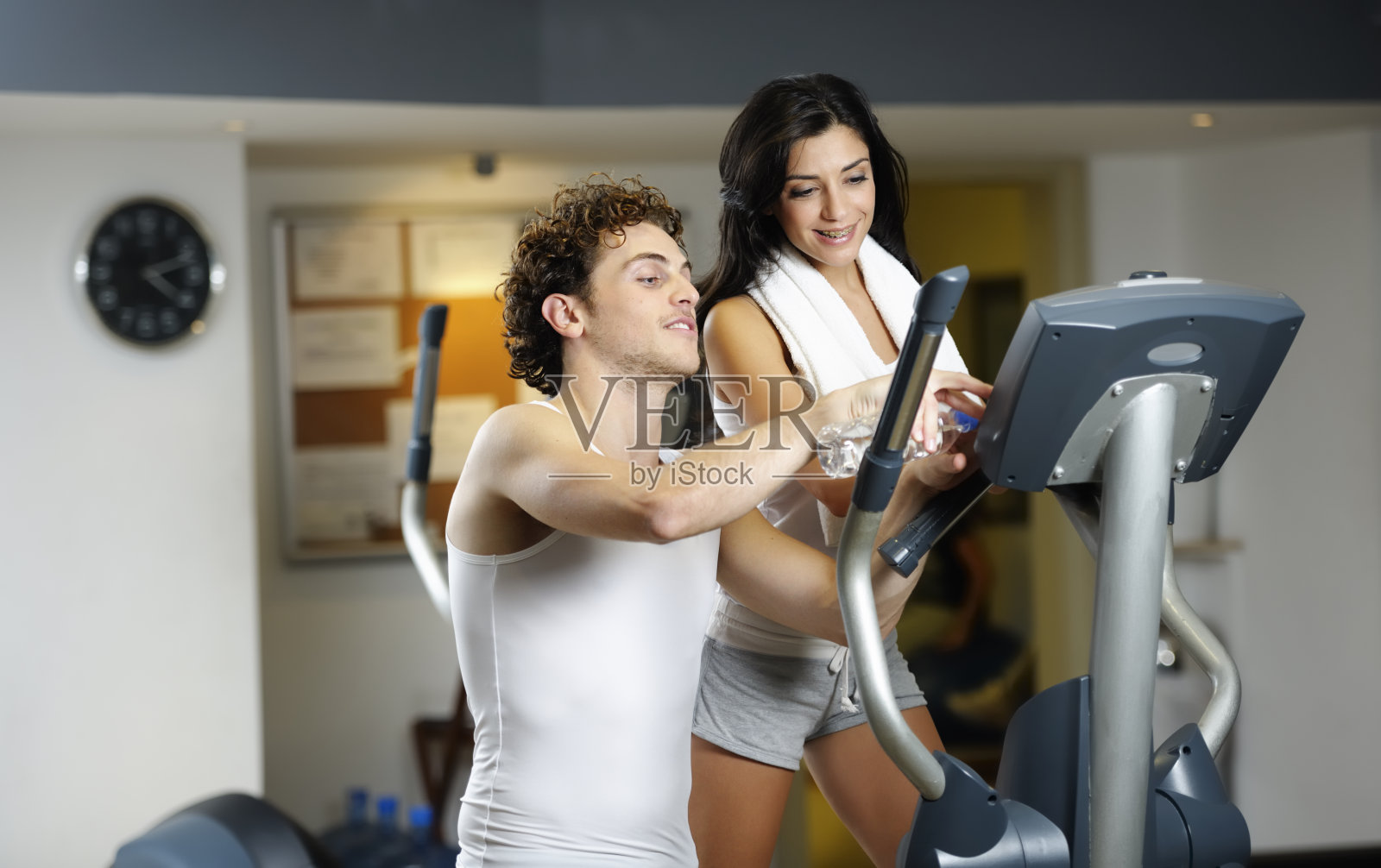 私人教练与客户一同回顾训练进度照片摄影图片