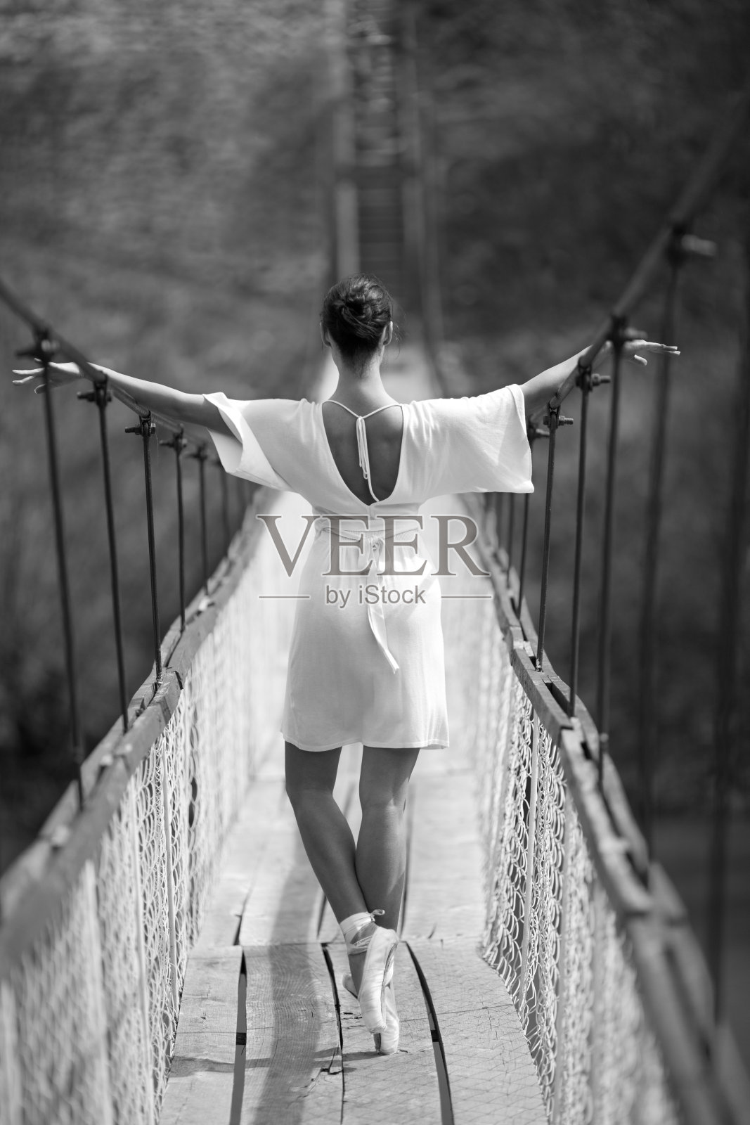 芭蕾舞女演员跳舞在户外照片摄影图片