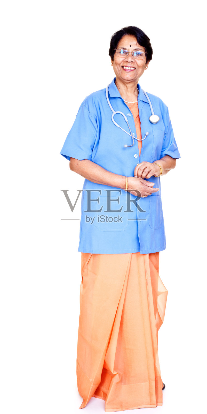系列-孤立开朗的资深印度女医生全长照片摄影图片
