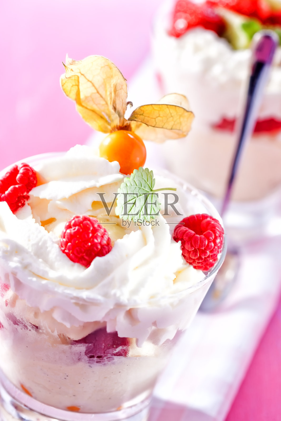 覆盆子冰淇淋杯照片摄影图片