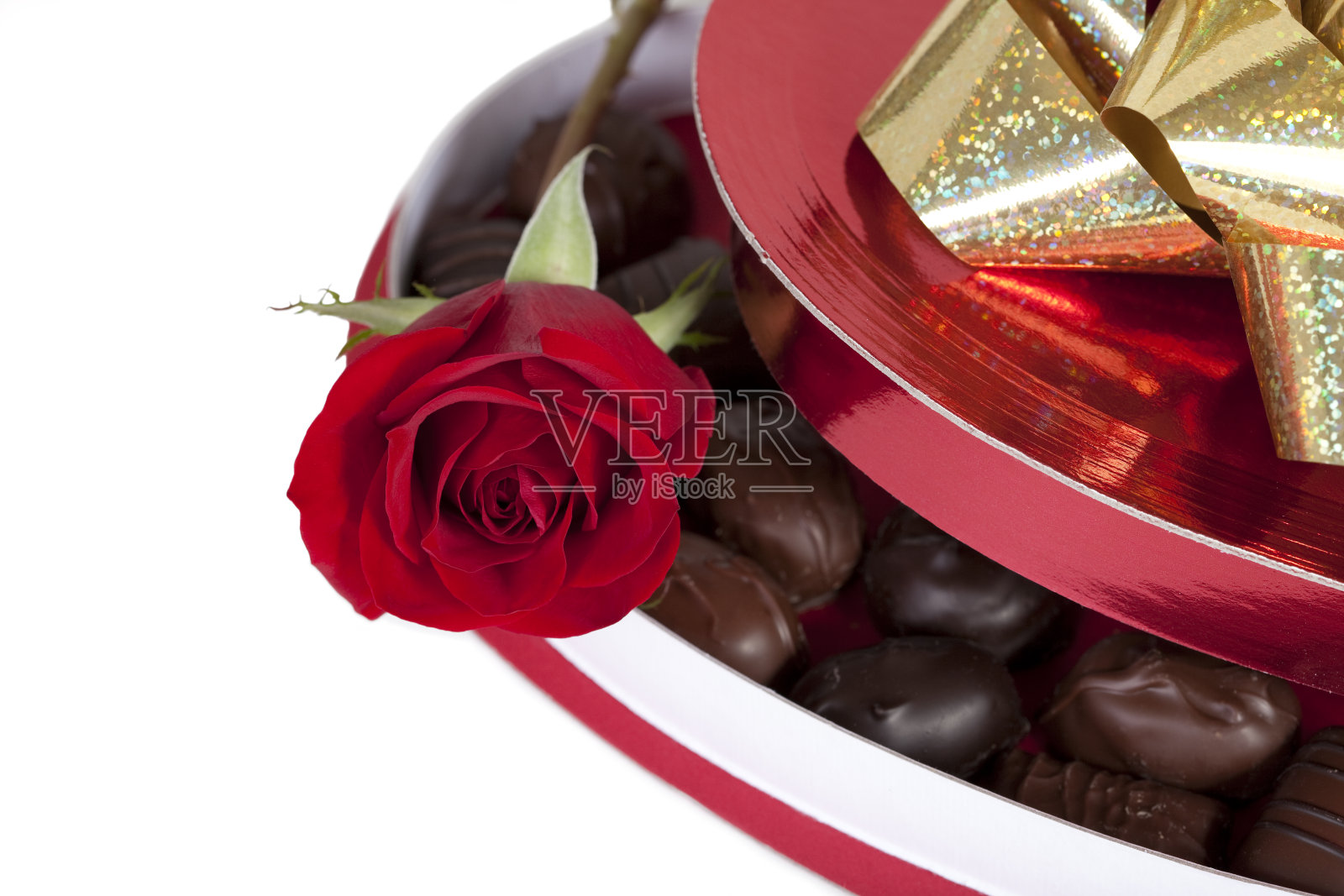 巧克力盒上的红玫瑰照片摄影图片