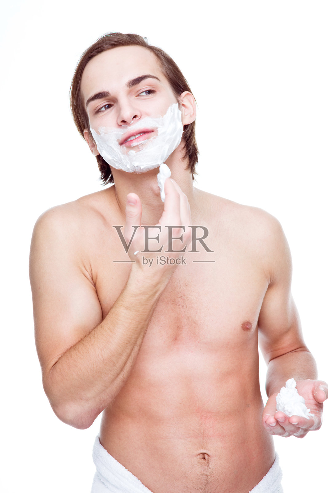 年轻的成年人涂抹剃须膏照片摄影图片