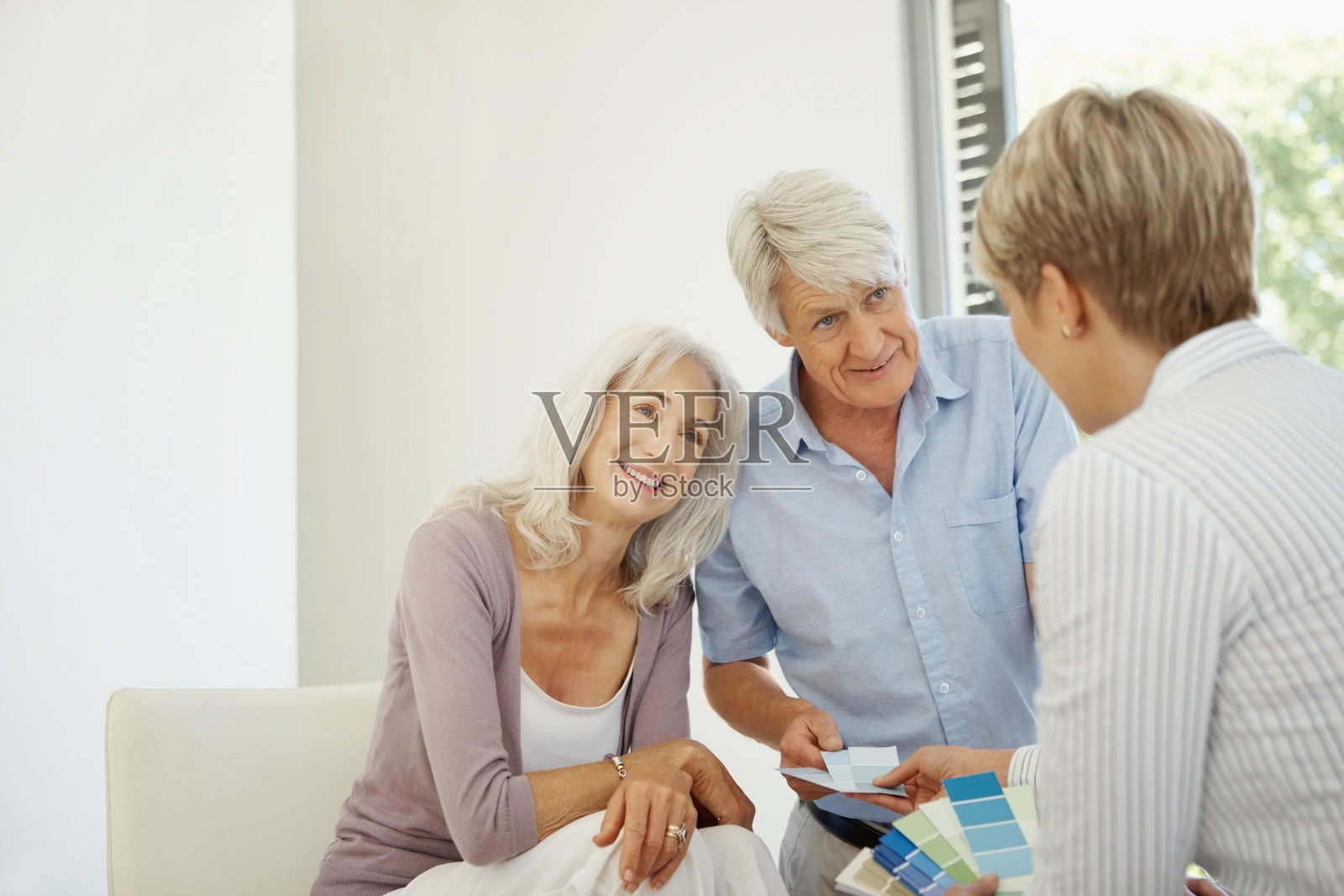 室内设计师向一对夫妇展示色板照片摄影图片