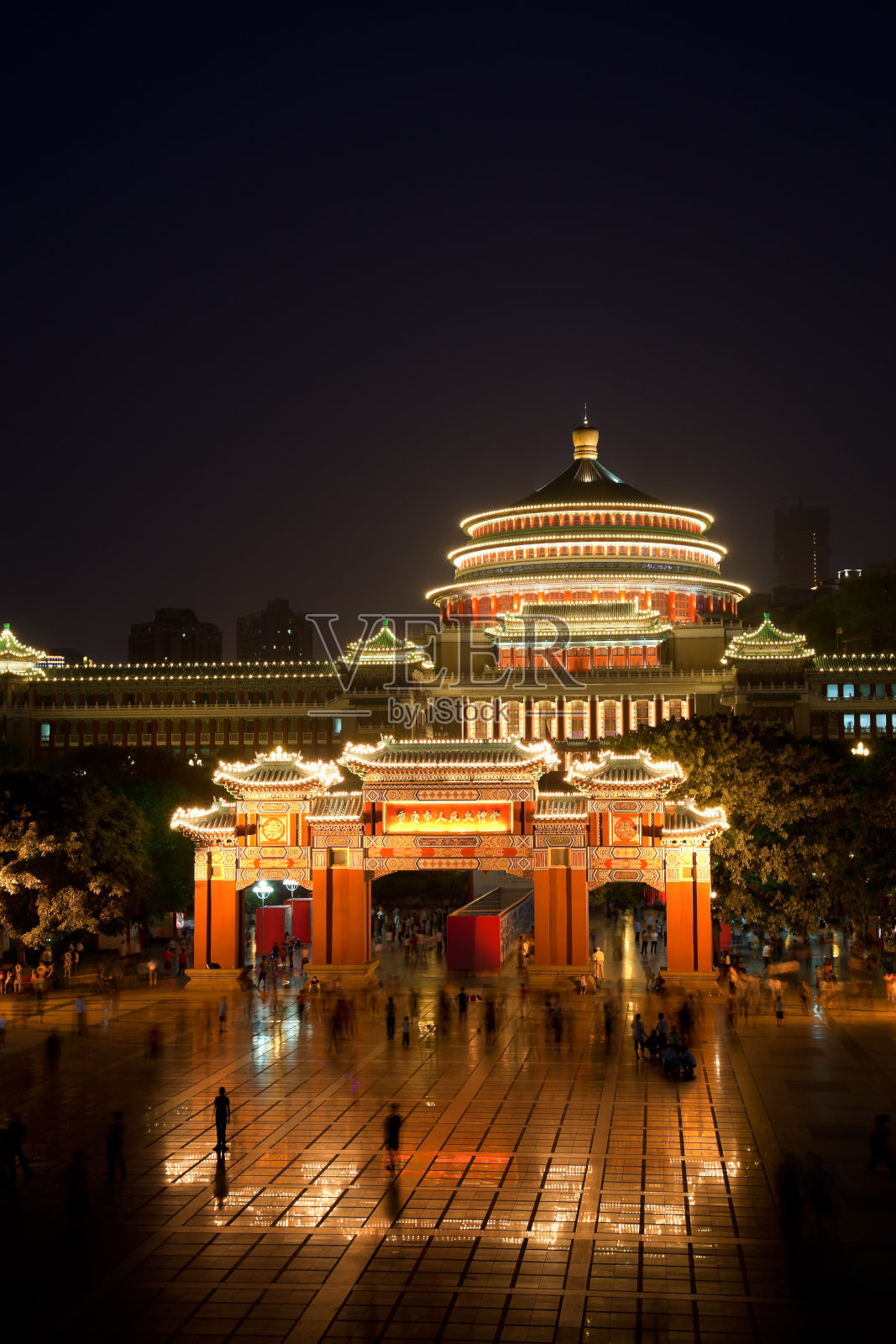 重庆人民广场和灯火通明的人民大会堂照片摄影图片