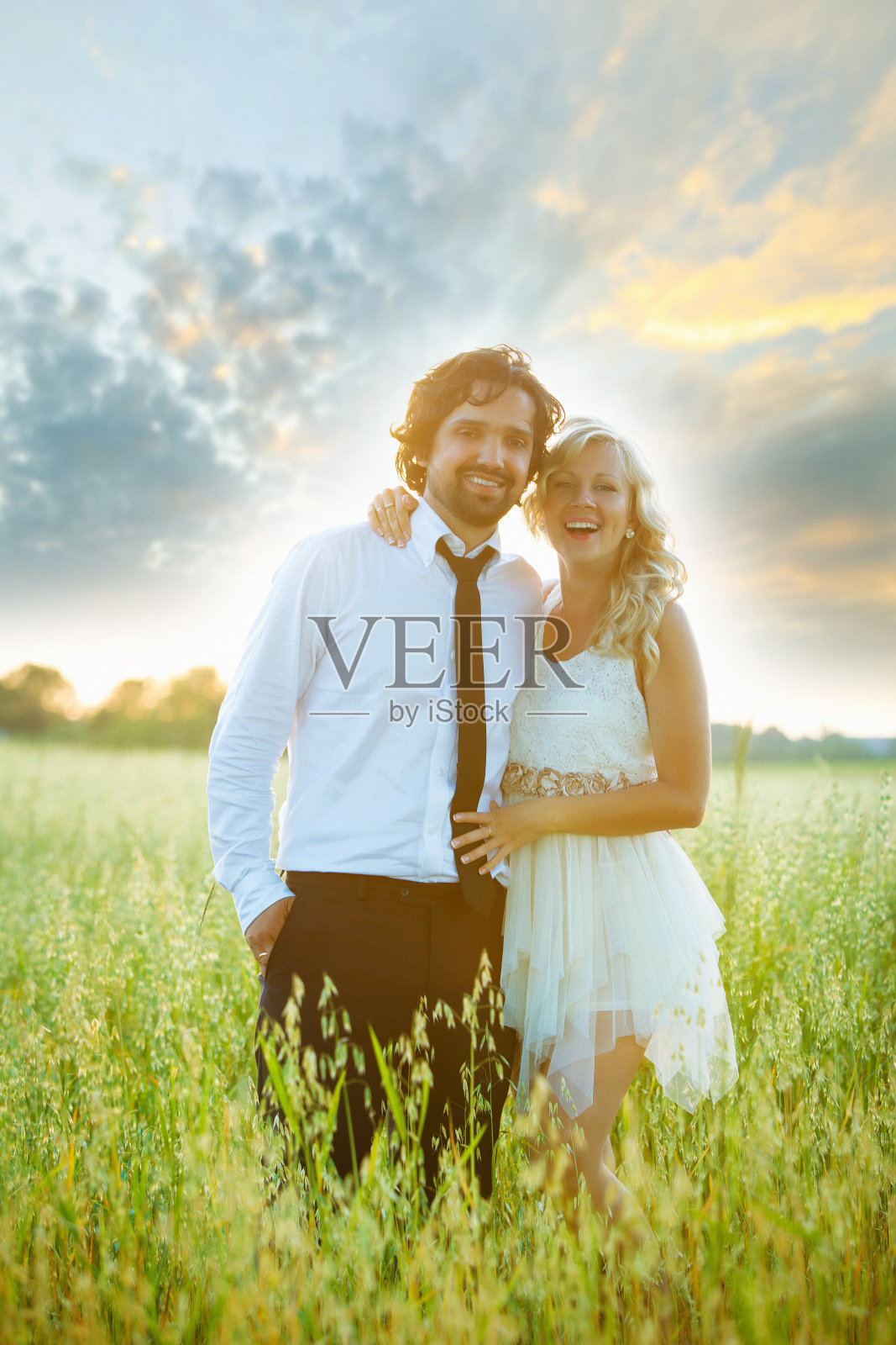 幸福的新婚夫妇照片摄影图片