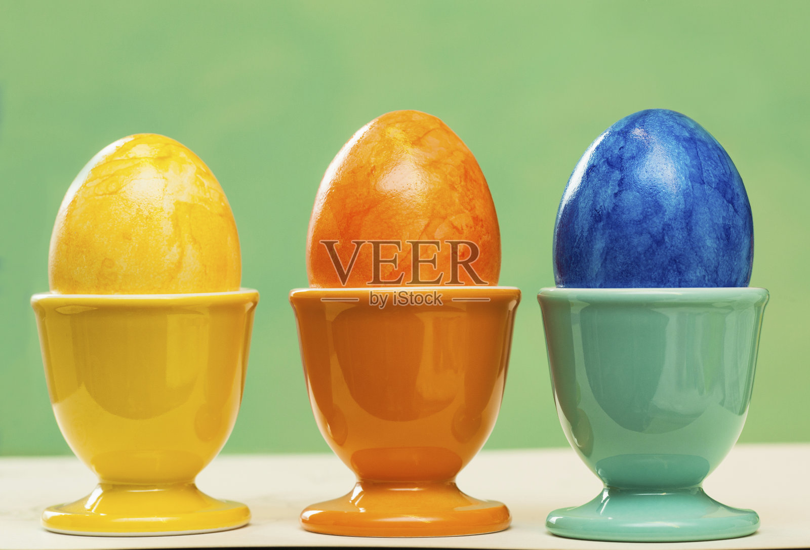 绿色背景上的三个复活节彩蛋照片摄影图片