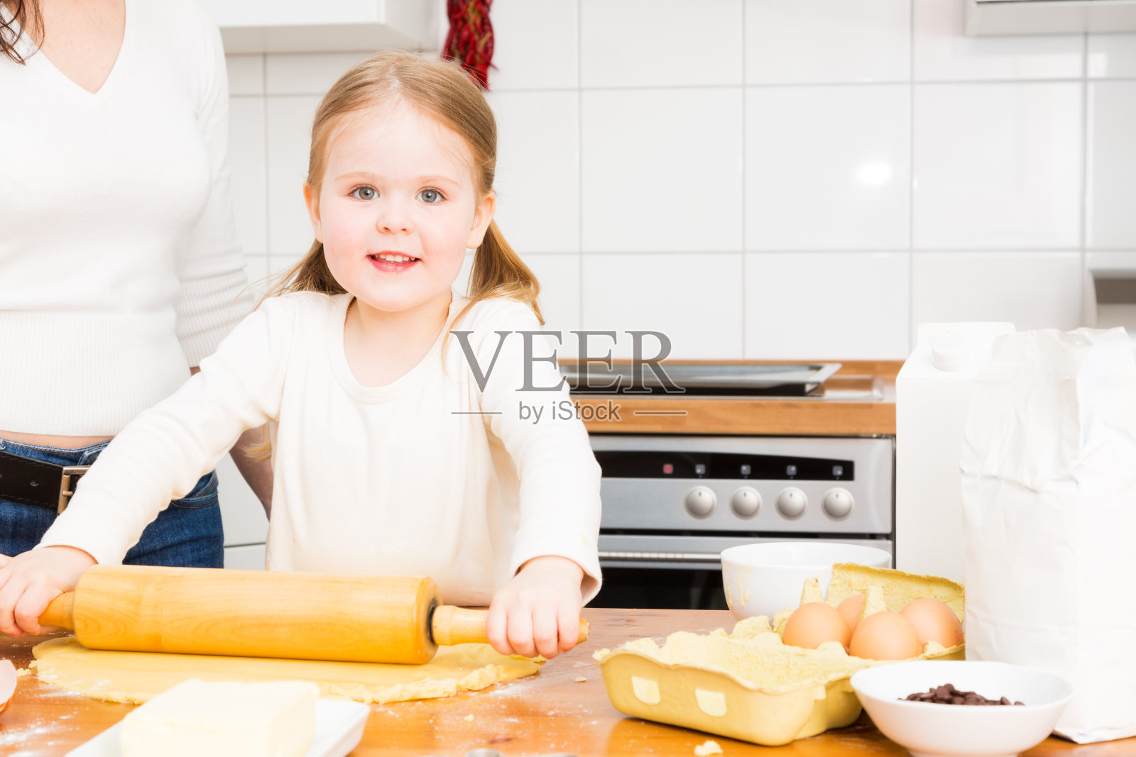 母亲和女儿在烤饼干照片摄影图片