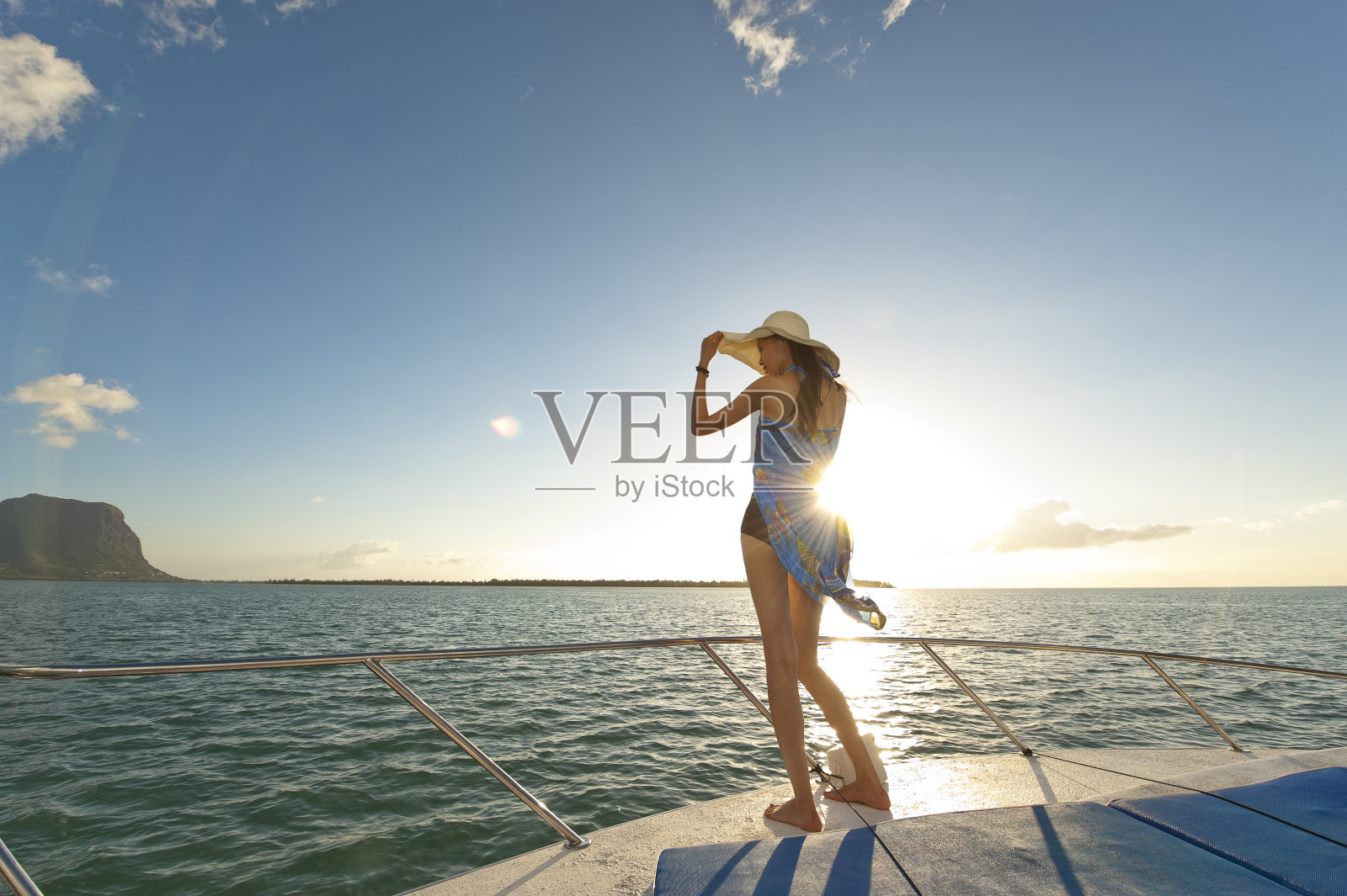 一个中国女孩站在船上照片摄影图片