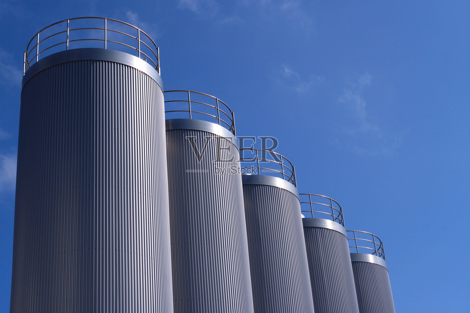 银蓝色的筒仓照片摄影图片