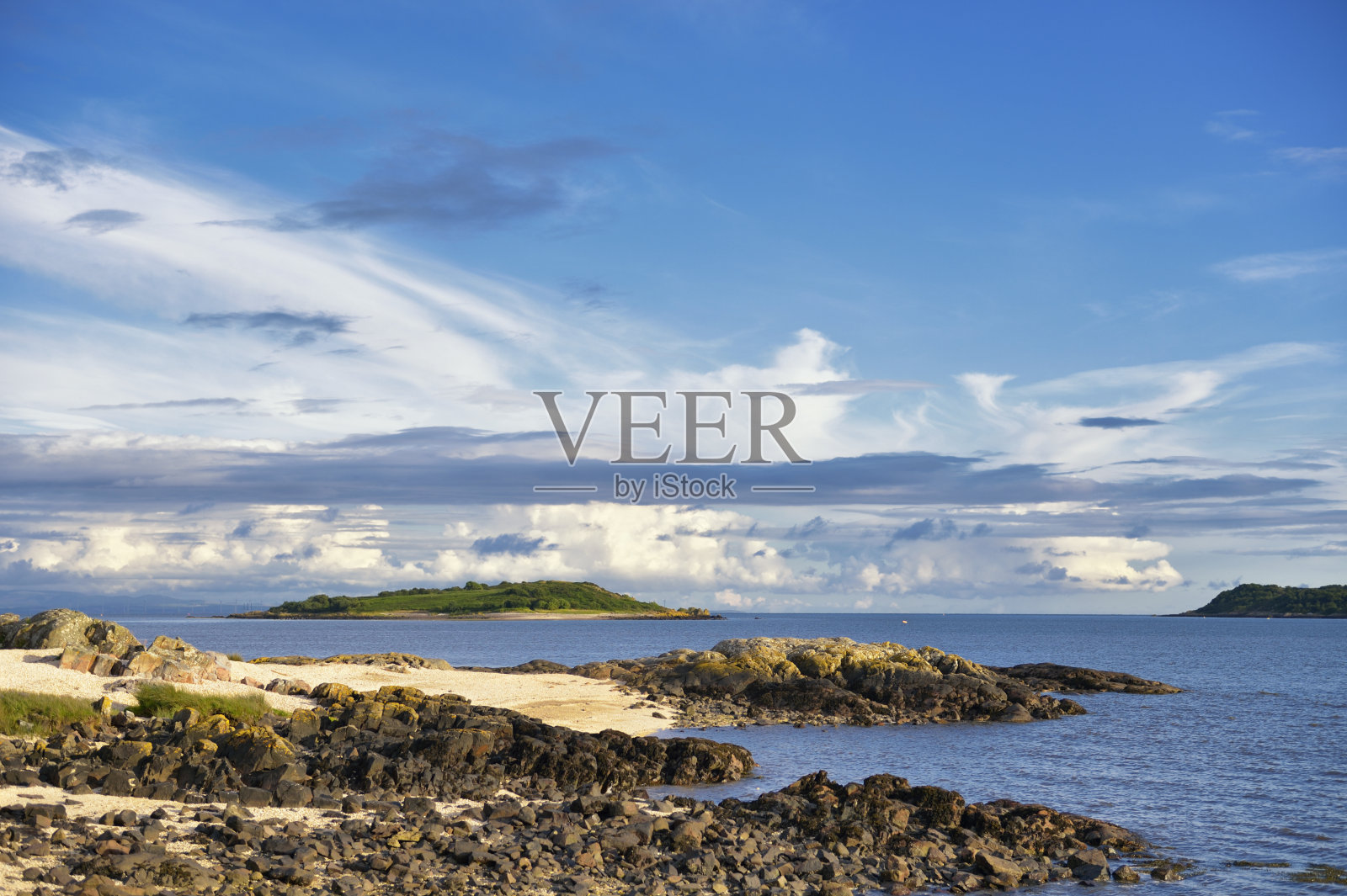 阳光明媚的苏格兰海岸景色，蓝天白云照片摄影图片