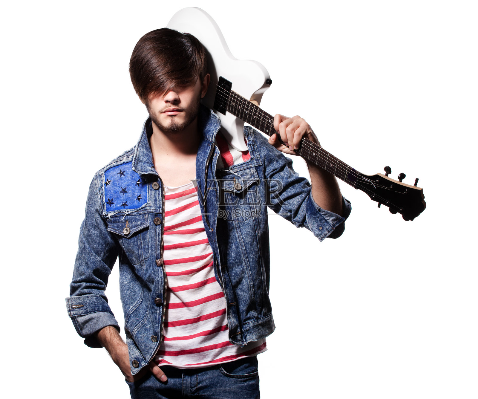 一个拿着吉他的年轻人的肖像照片摄影图片