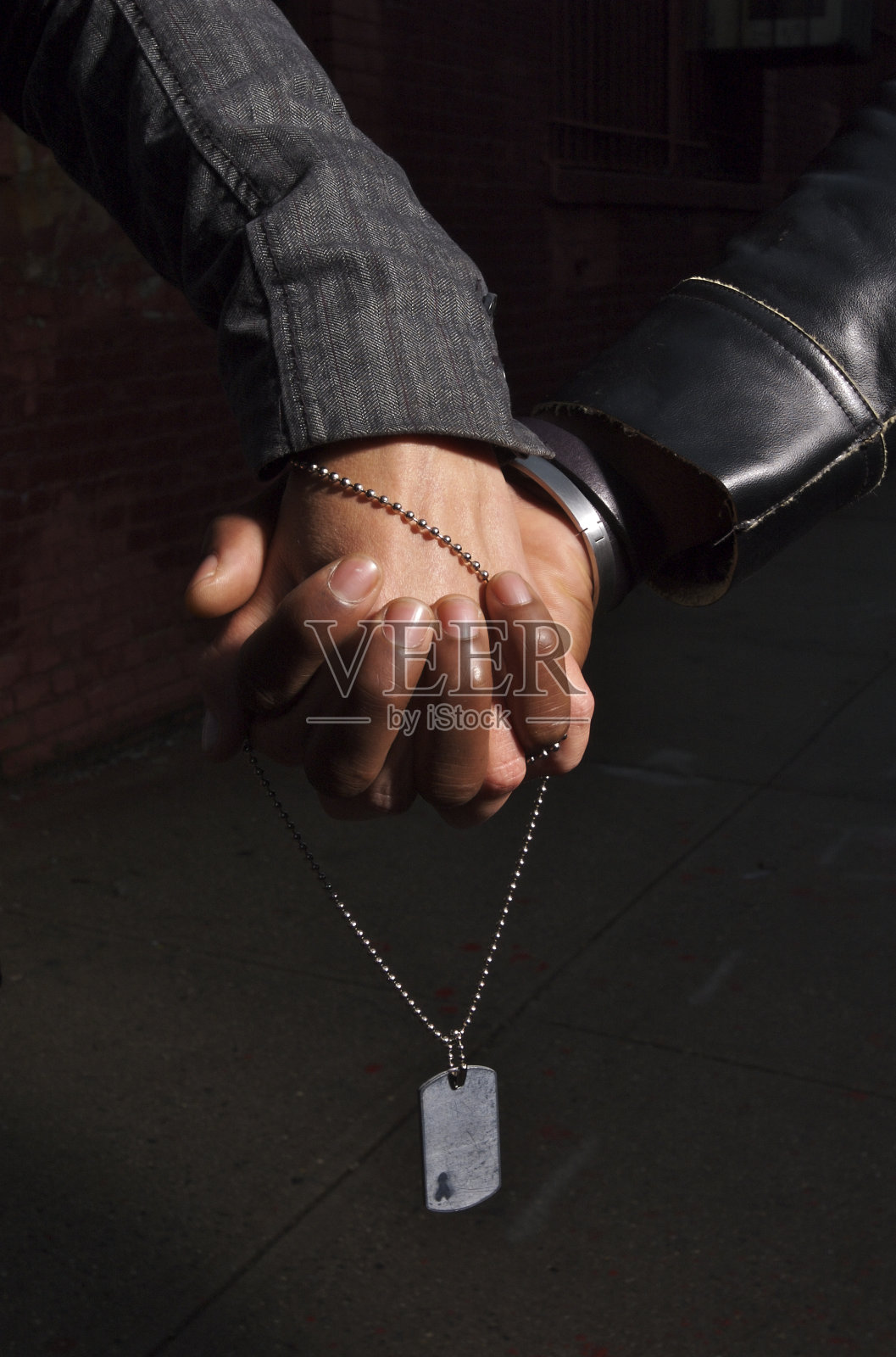 非裔美国人与白人手牵手照片摄影图片