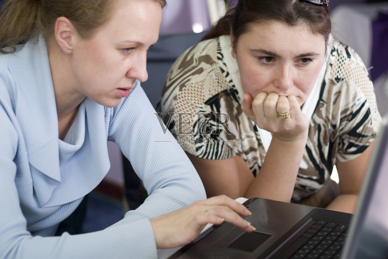 两个女人在用笔记本电脑工作照片摄影图片