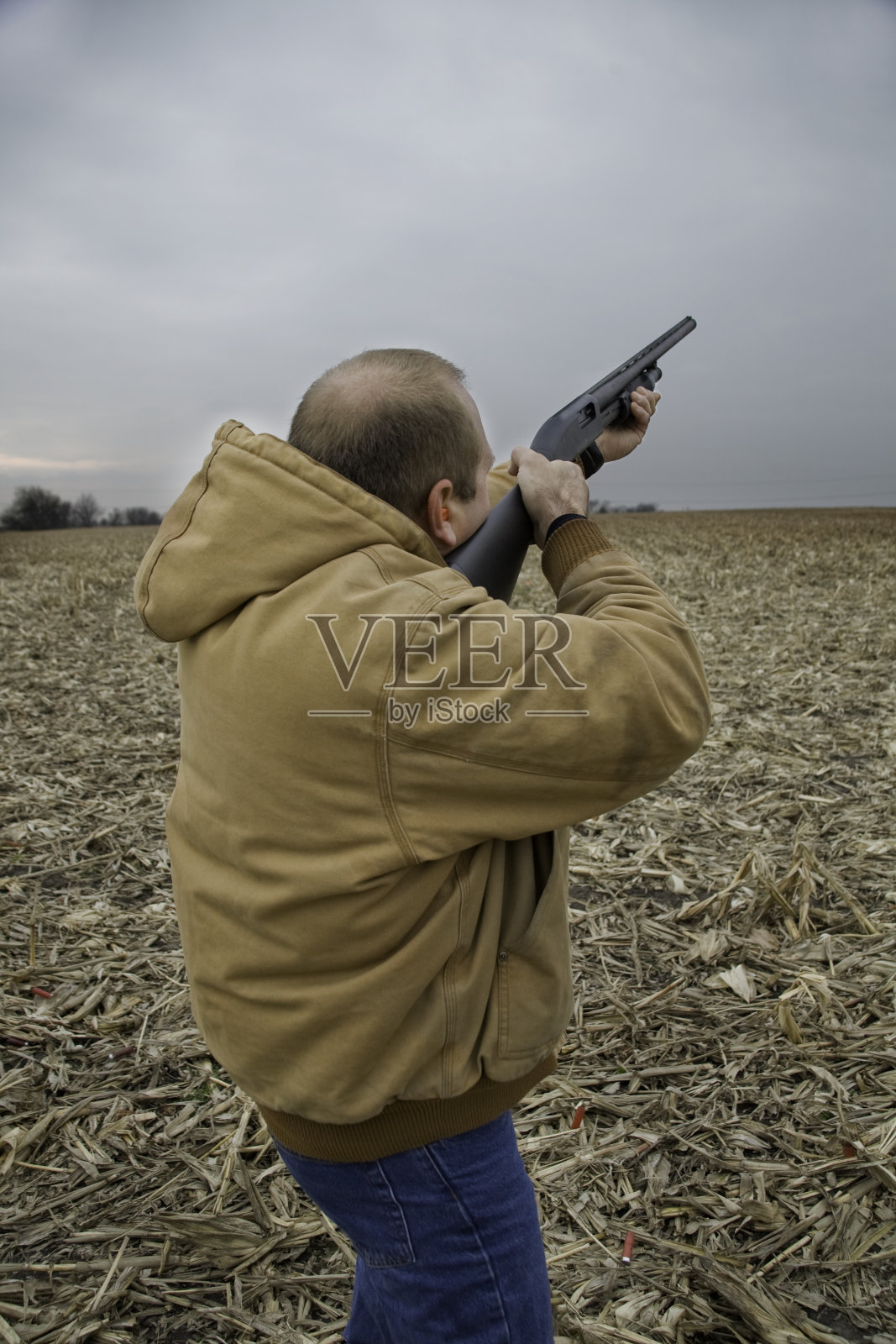 有人拿着12口径霰弹枪照片摄影图片