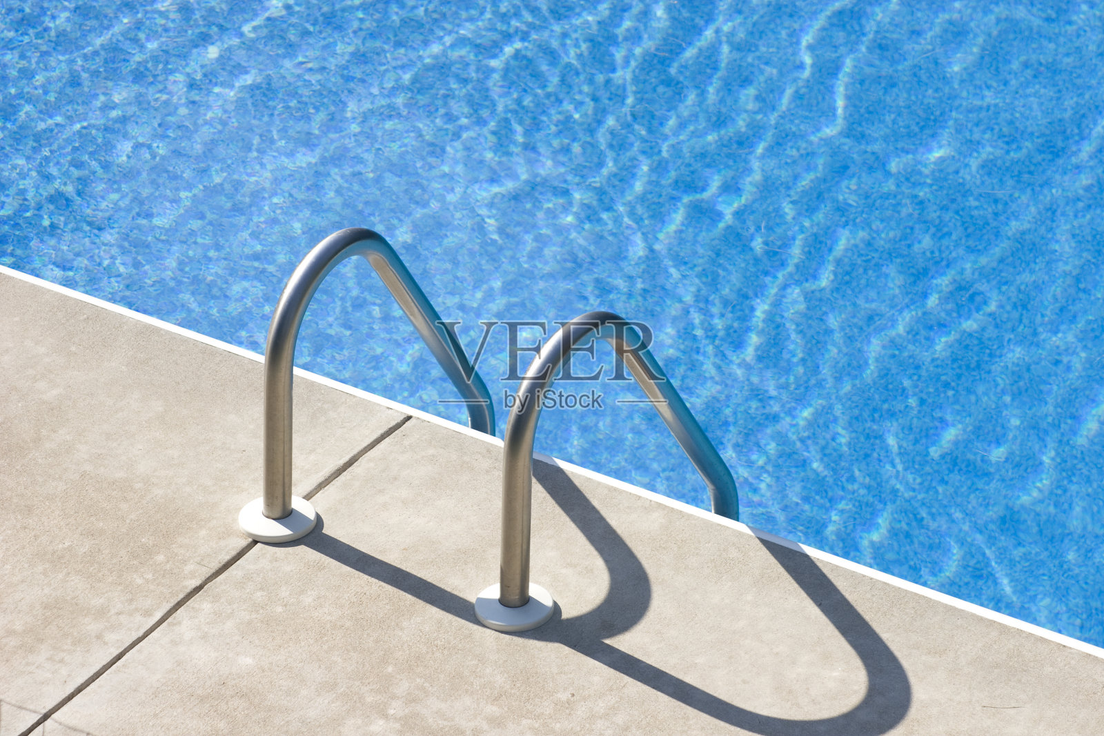 在游泳池边照片摄影图片