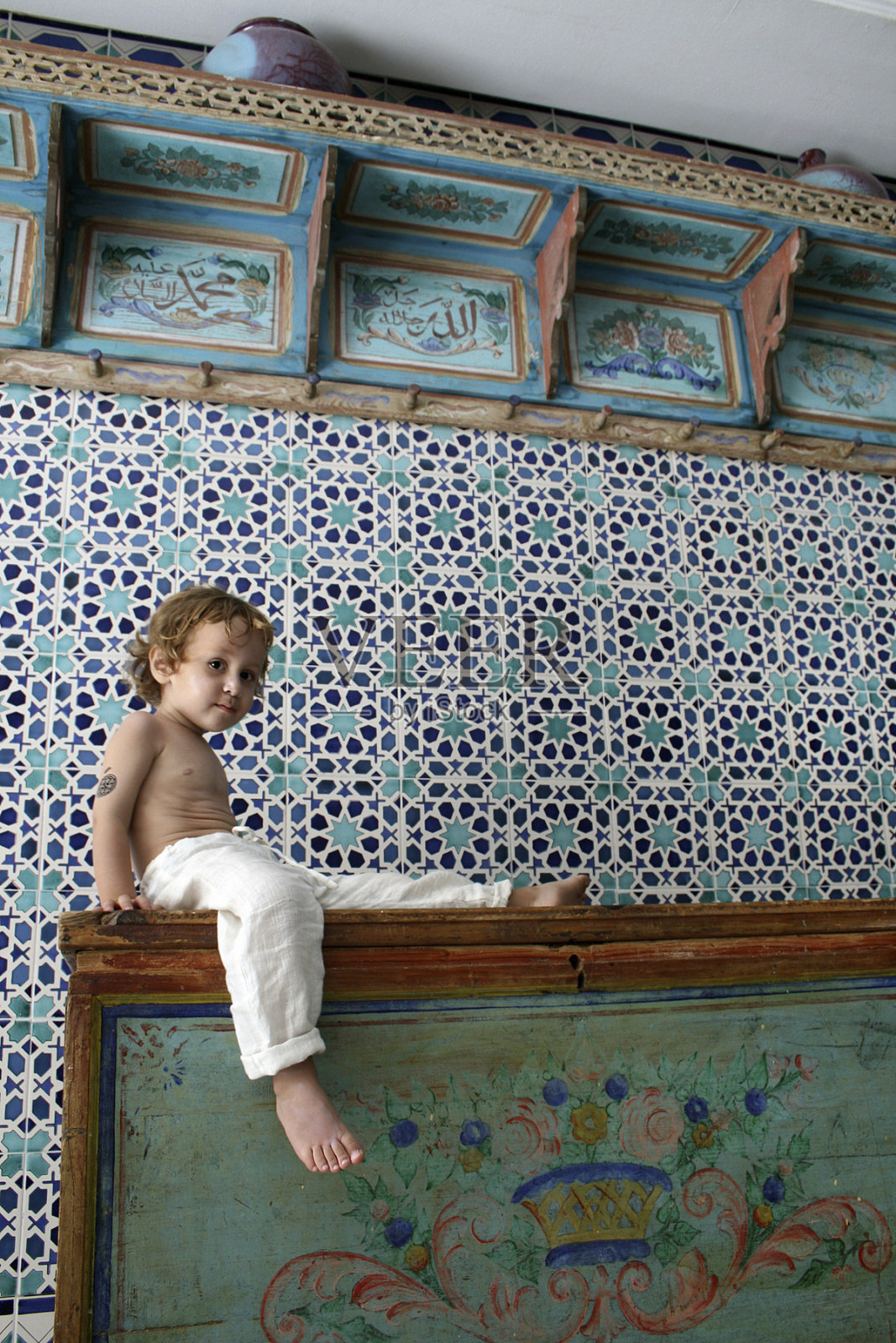 可爱的北非男孩在多彩的酒店大厅照片摄影图片