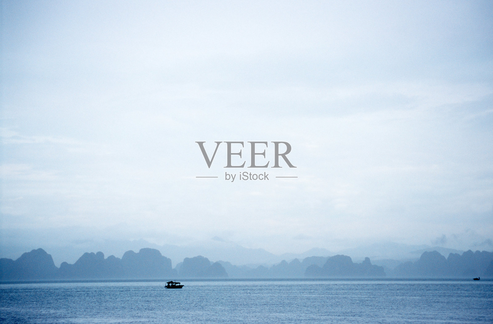 渔船与喀斯特地层照片摄影图片