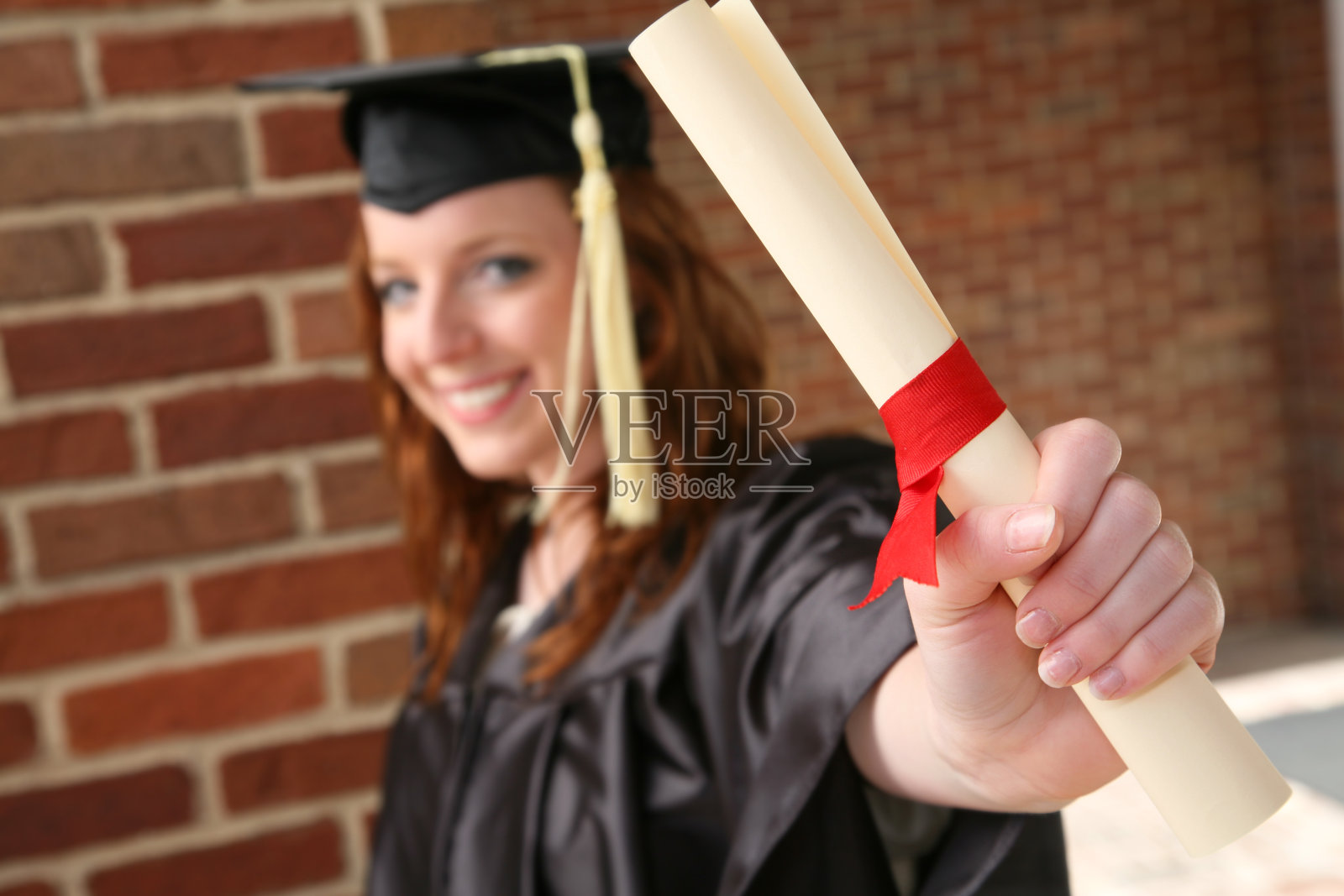 新毕业生拿着文凭照片摄影图片