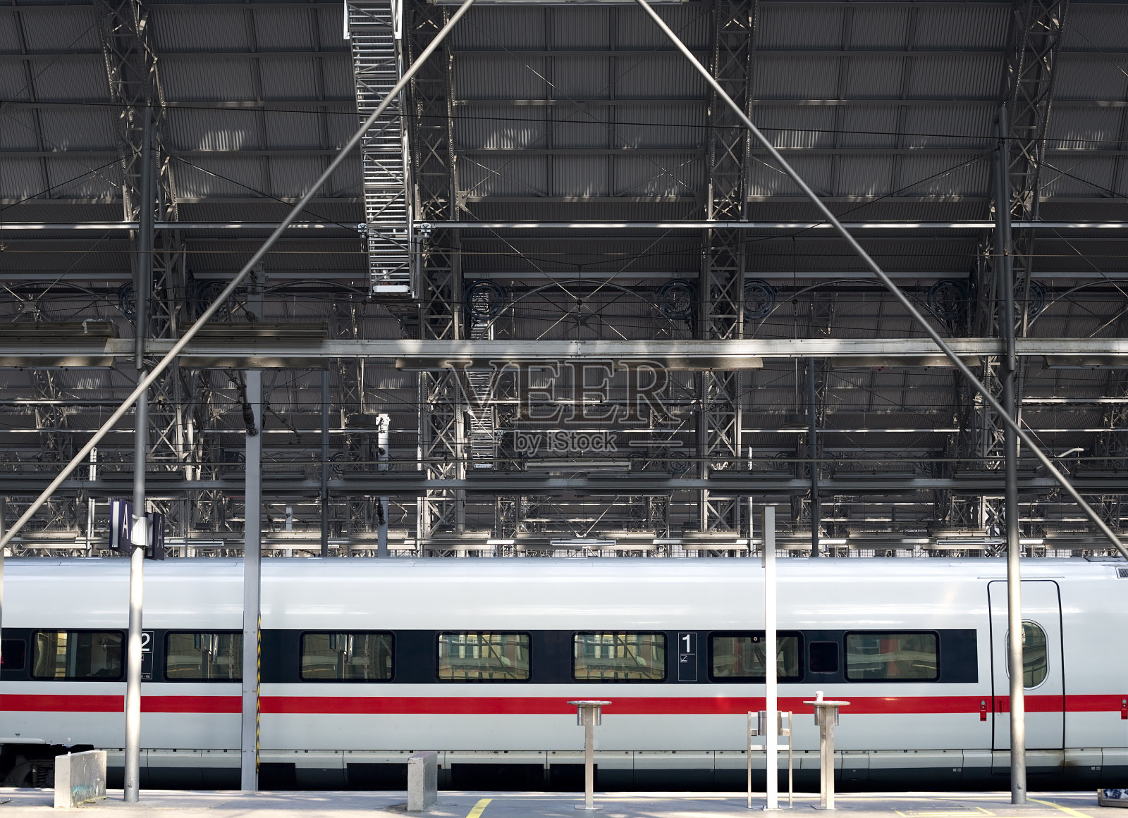 火车站台候车照片摄影图片