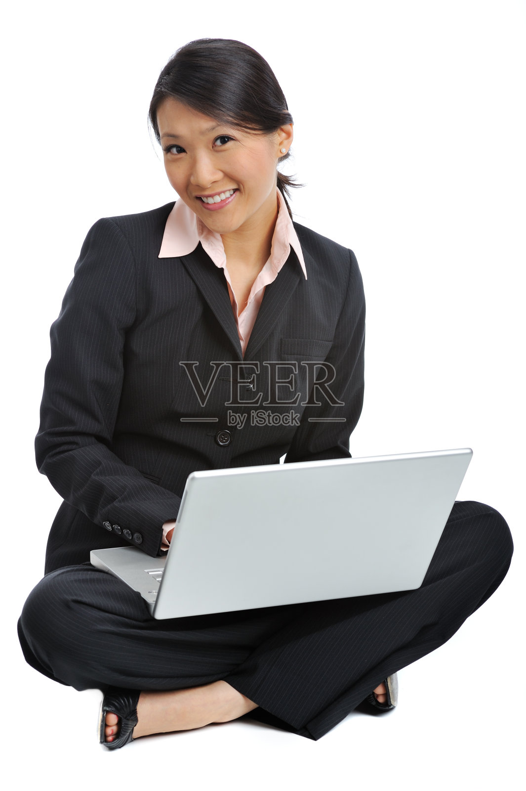 亚洲女人坐在电脑前照片摄影图片