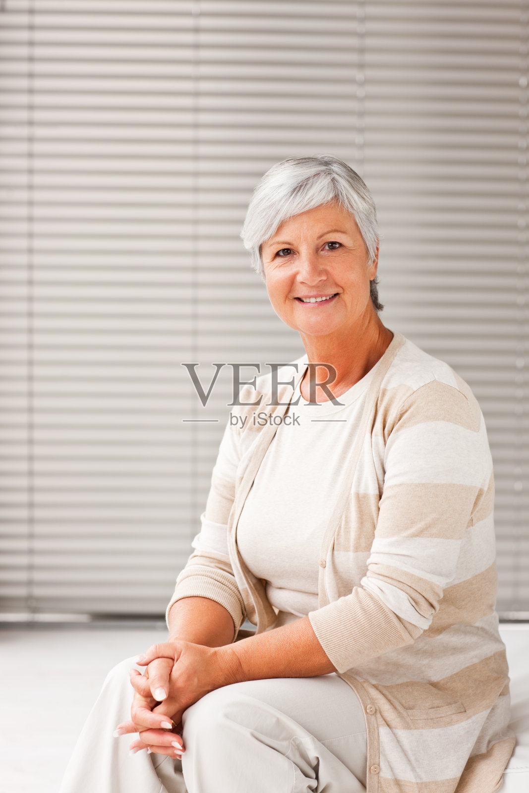 一位年长女士的肖像放松照片摄影图片