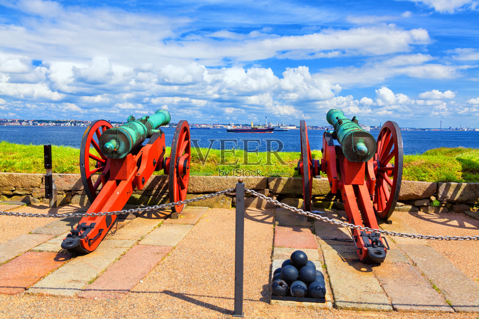 大炮指向丹麦和瑞典之间的海峡照片摄影图片