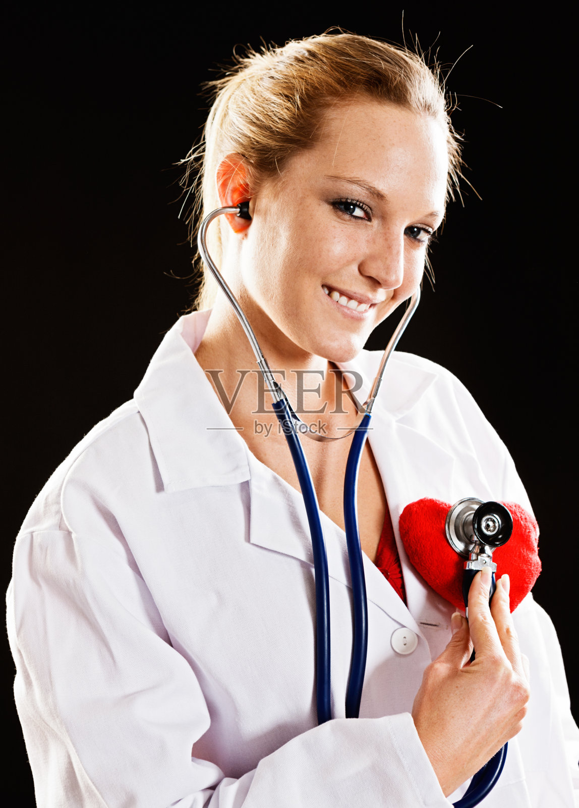 心脏在正确的地方，医生给自己好玩的检查照片摄影图片