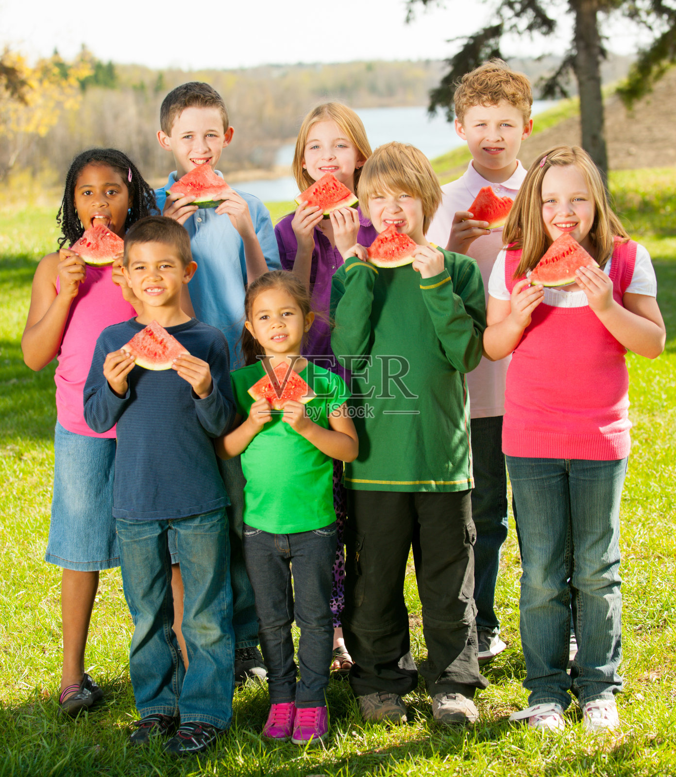 孩子吃西瓜照片摄影图片