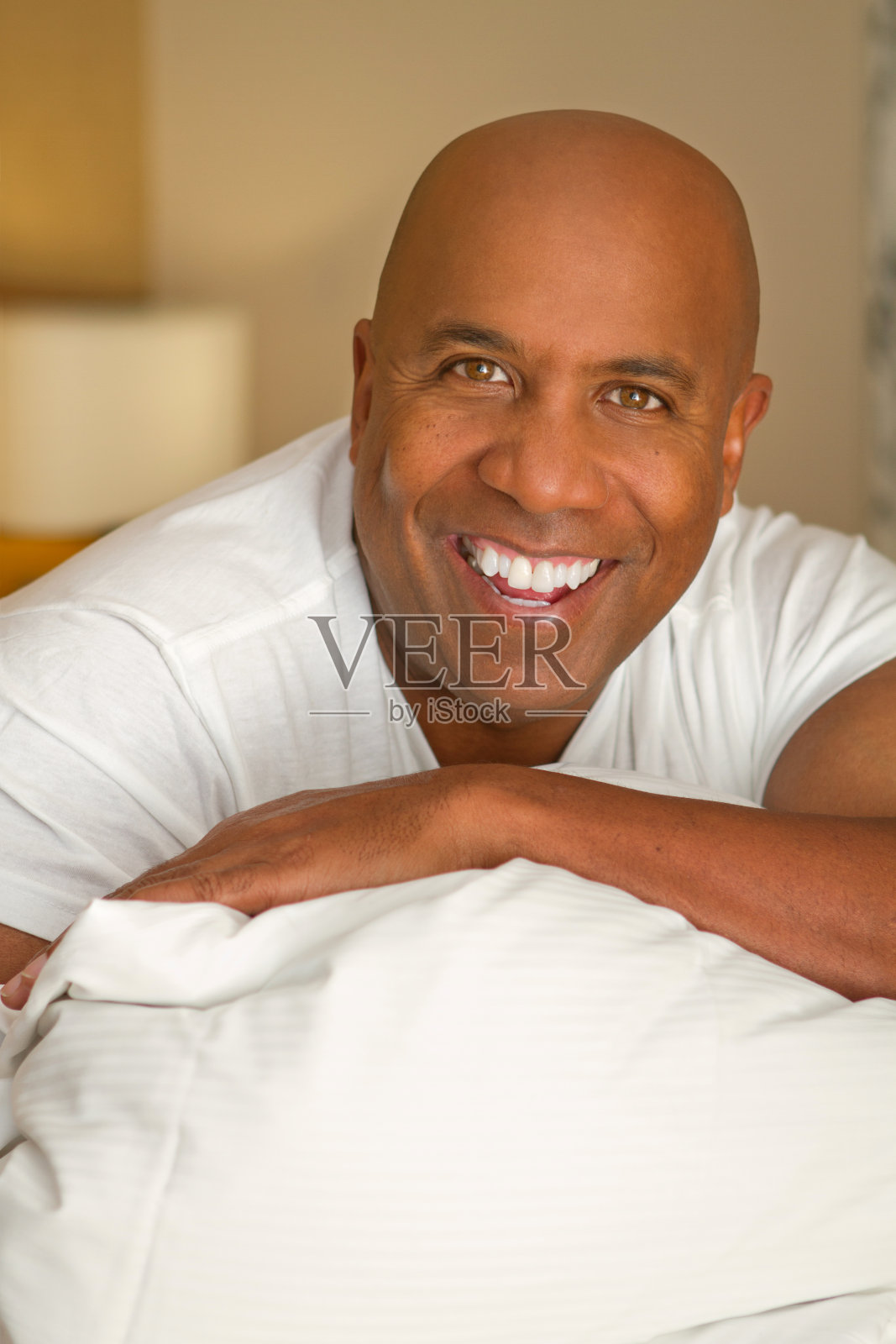 一个男人躺在床上照片摄影图片