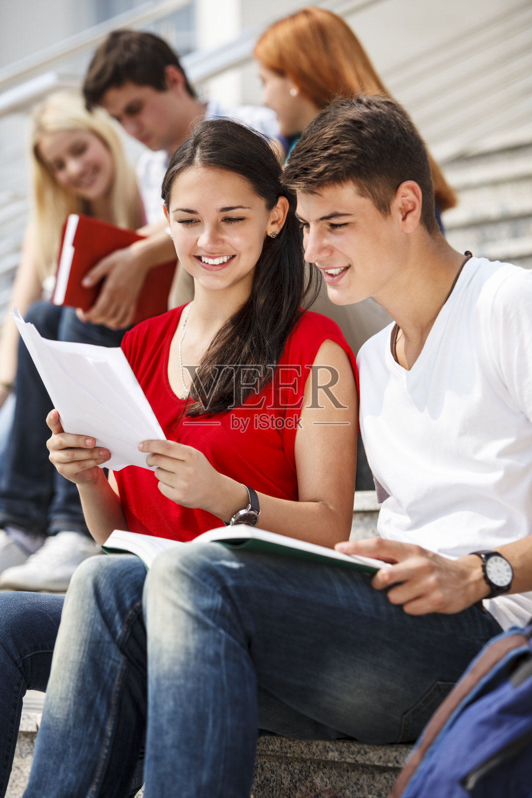 一群大学生在户外一起学习照片摄影图片