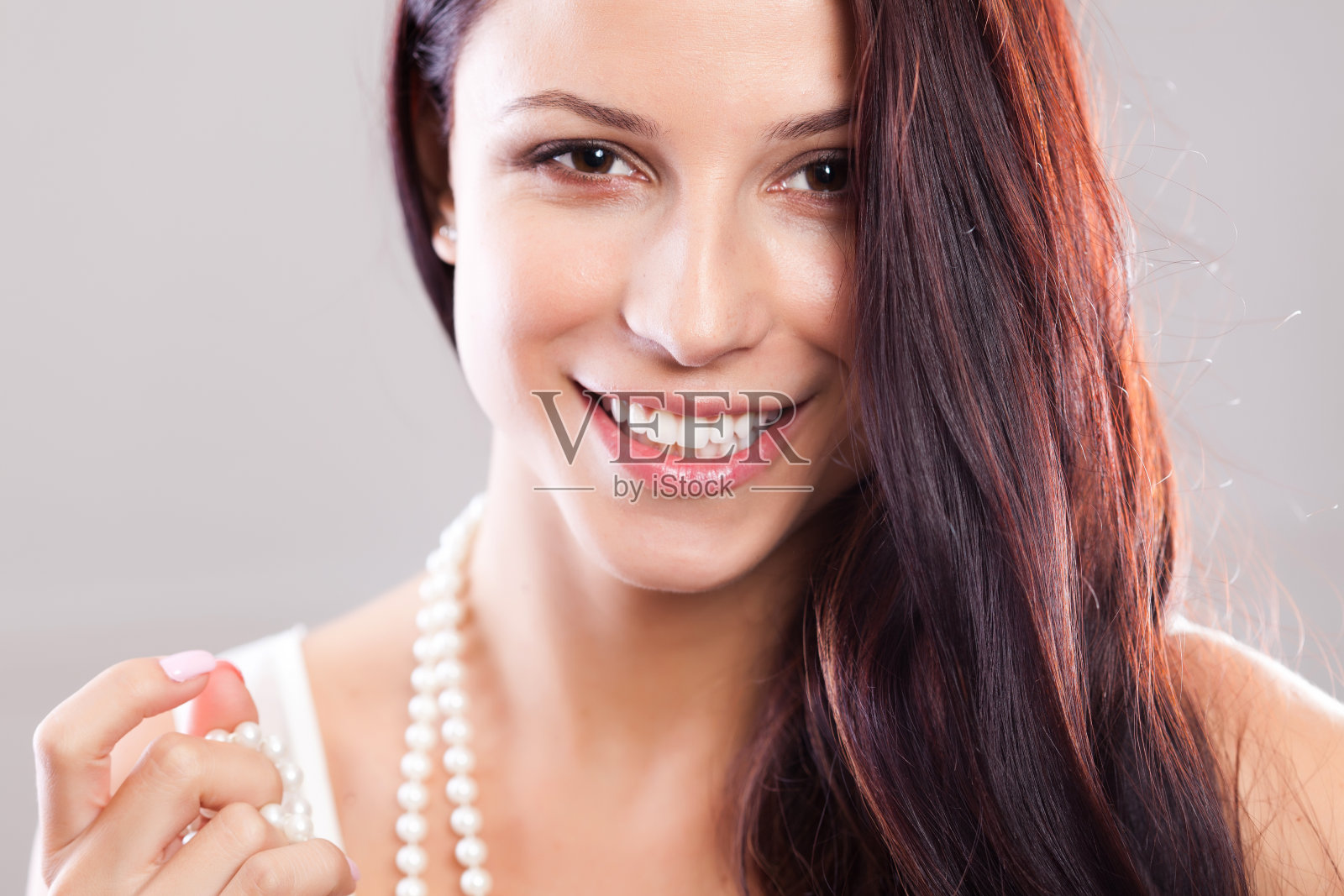 珍珠白的笑容照片摄影图片