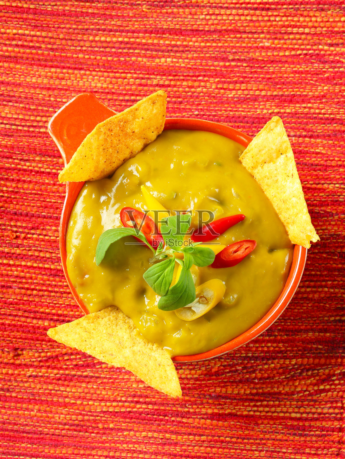 墨西哥鳄梨酱，红碗鳄梨酱照片摄影图片