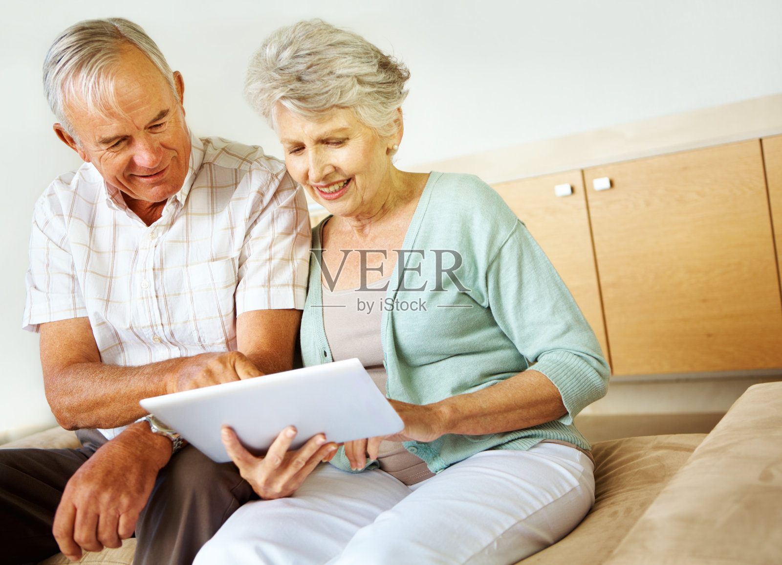 用平板电脑浏览互联网照片摄影图片