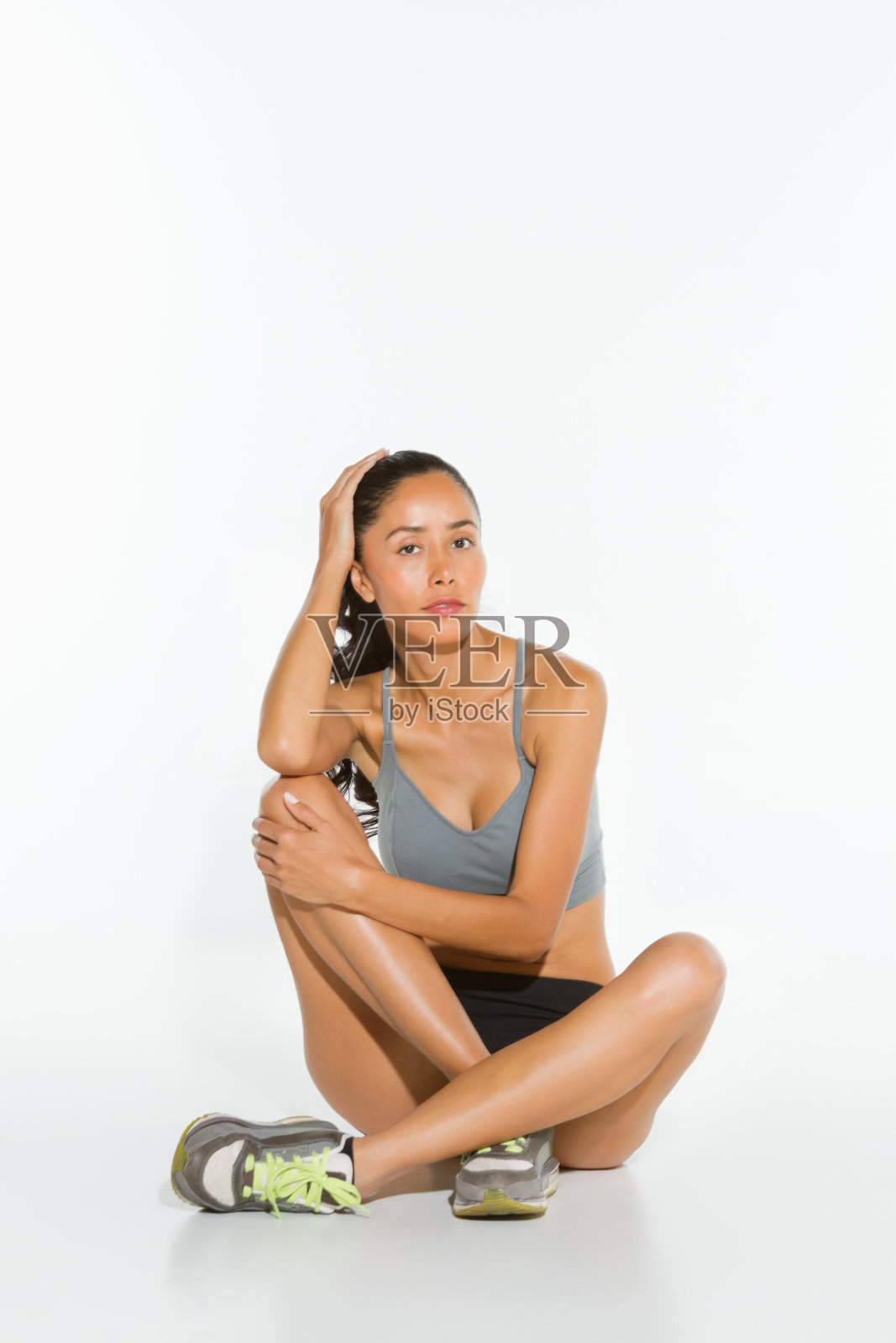 在运动服装摆姿势的女人照片摄影图片